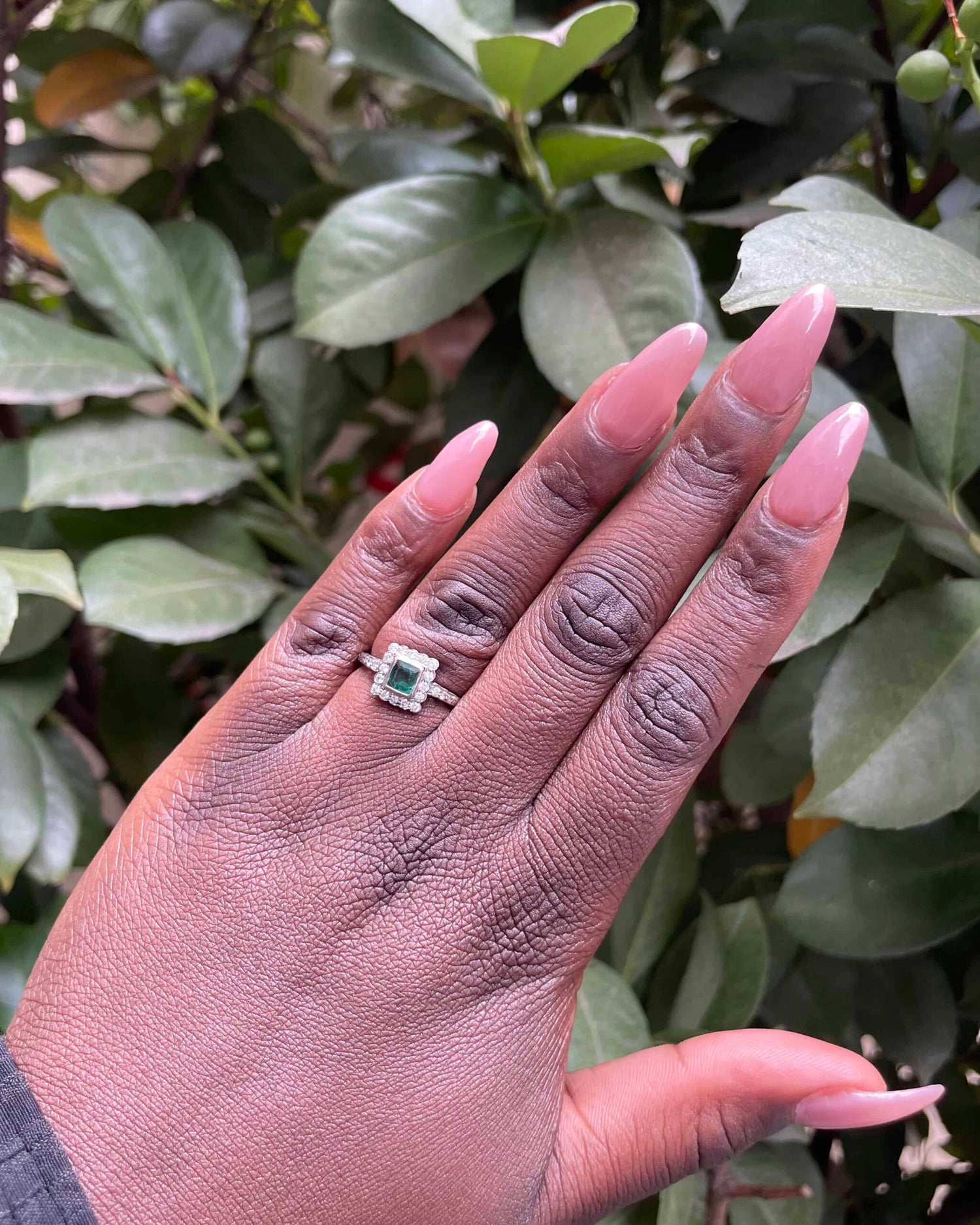 Anillo estilo Art Déco con esmeralda de 0,45 quilates y 22 diamantes "Madz"