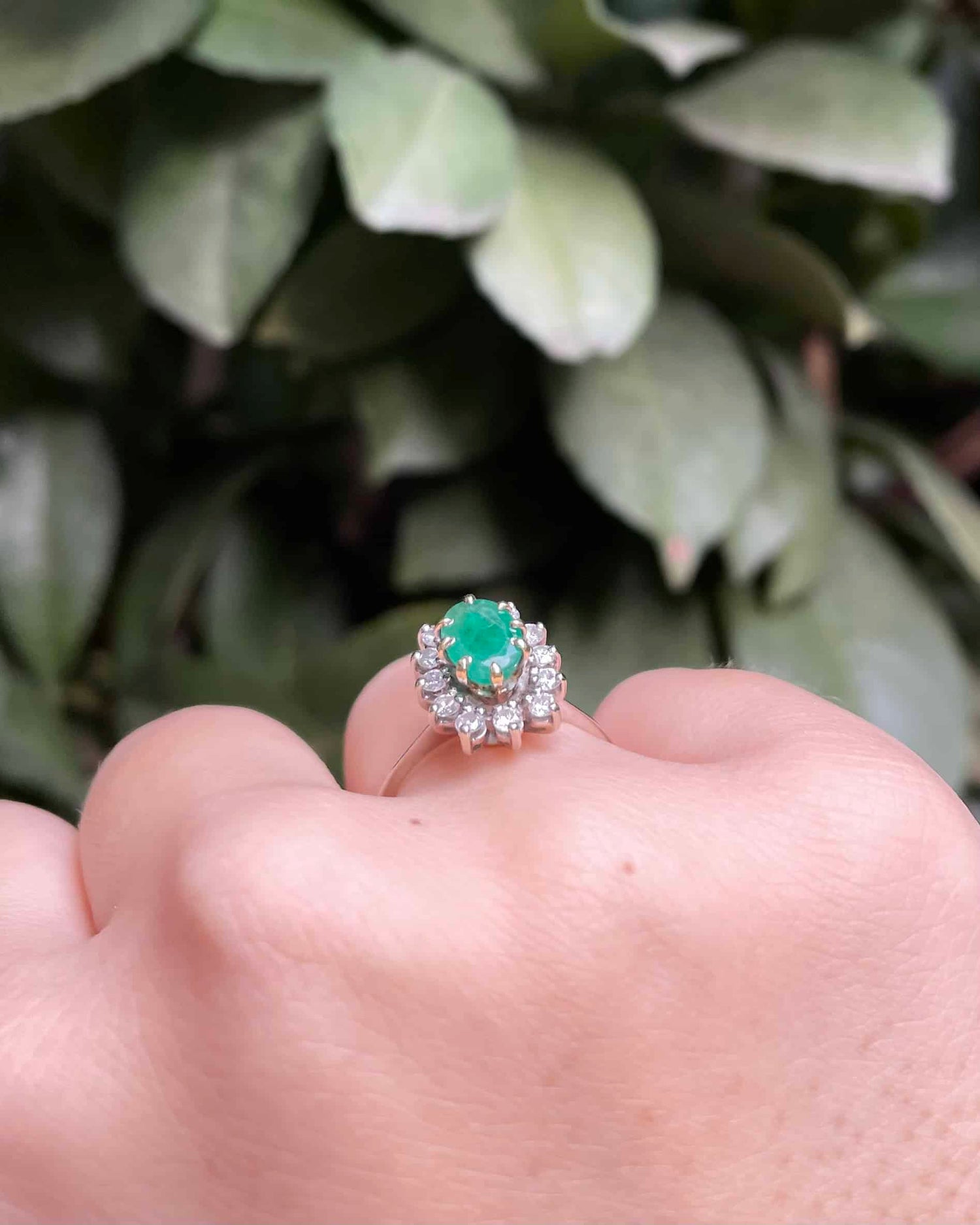Anillo "Niya" con margaritas de esmeralda y diamantes de 0,70 quilates
