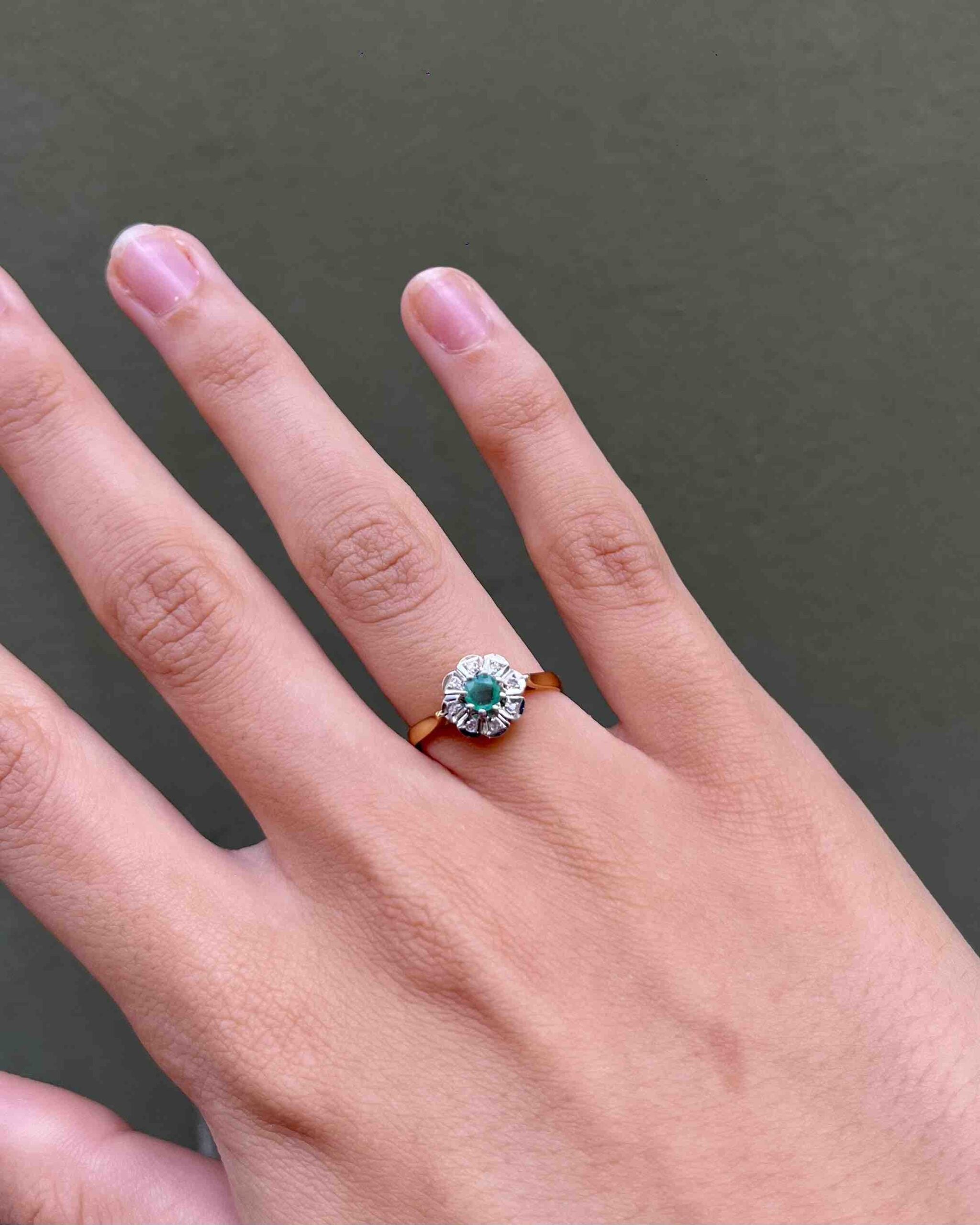 Anillo "Cécilia" con margaritas de diamantes y esmeraldas