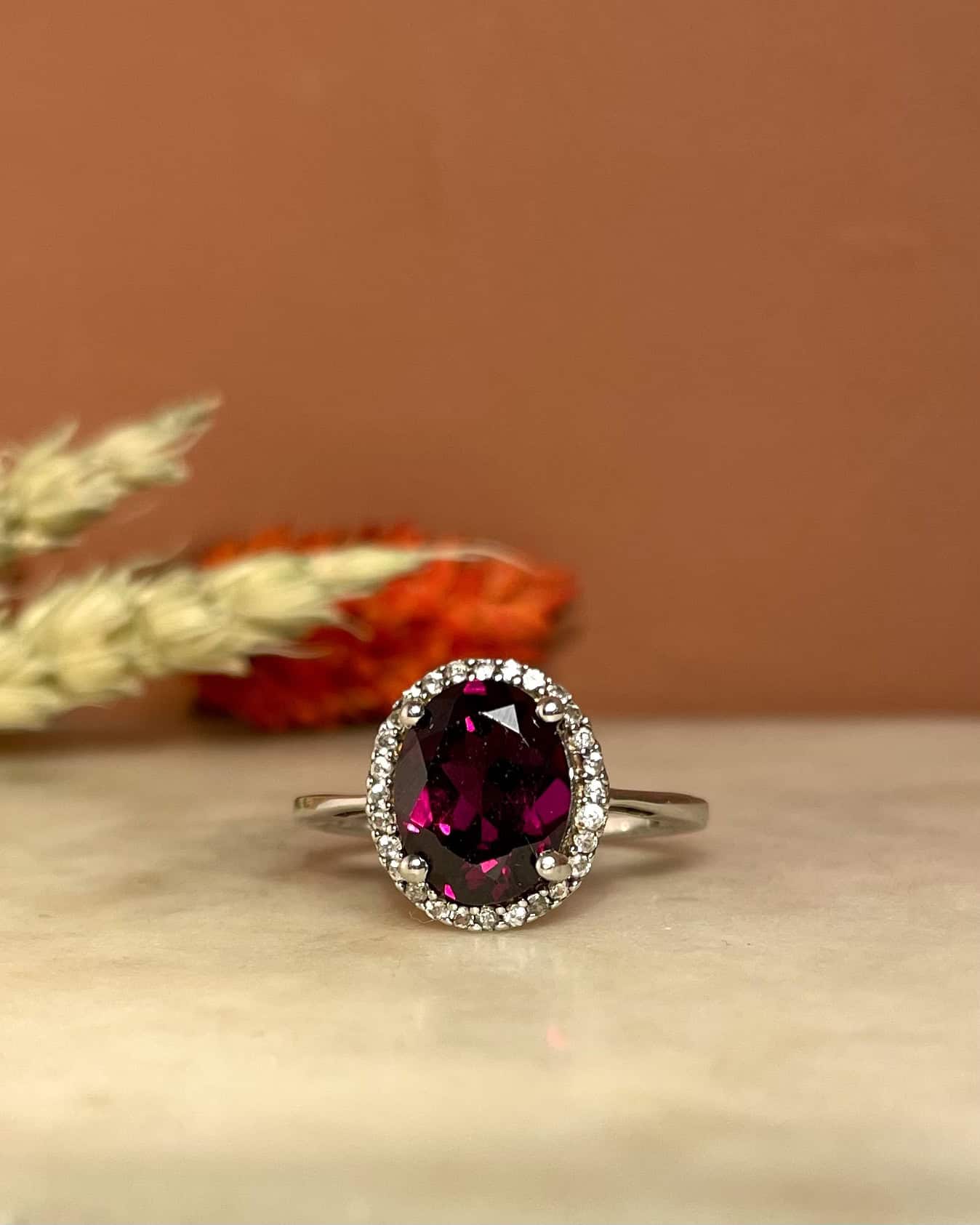 Anillo "Julienne" de margaritas de granate y diamantes de 2,60 quilates