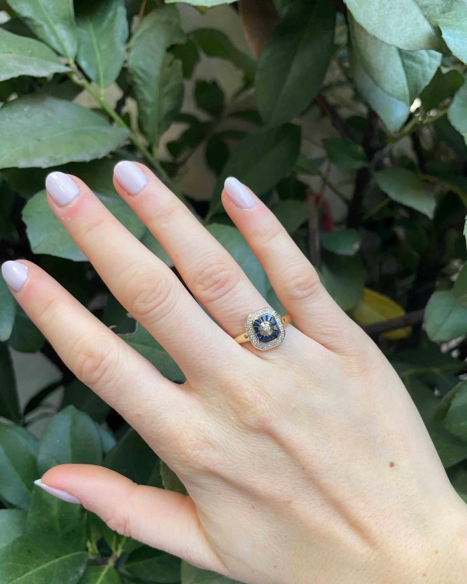 Anillo estilo art déco con zafiros y 24 diamantes "Gabby"