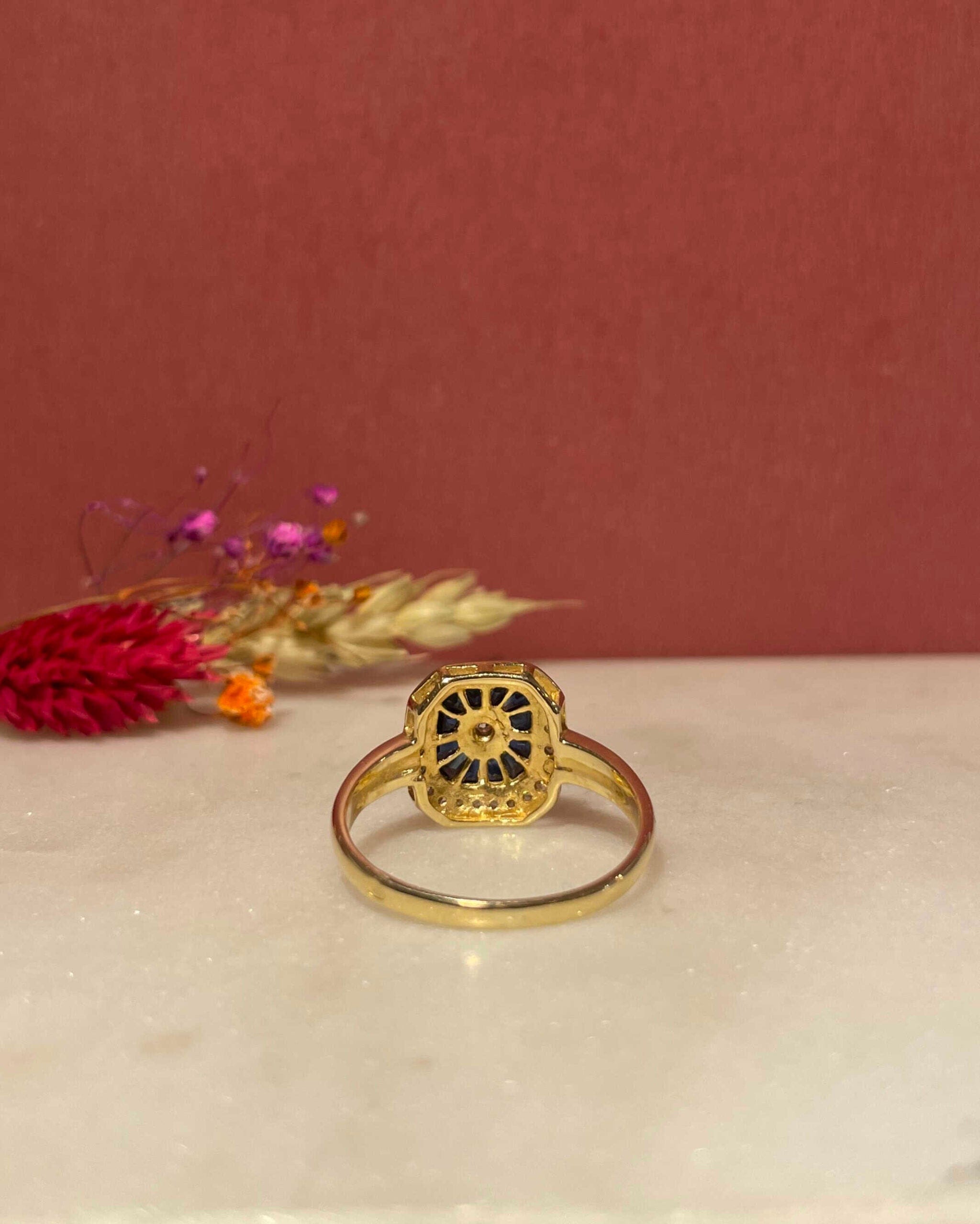 Anillo estilo art déco con zafiros y 24 diamantes "Gabby"