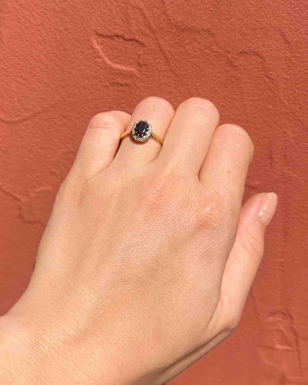 Anillo de margaritas con zafiro y diamantes "Jane"