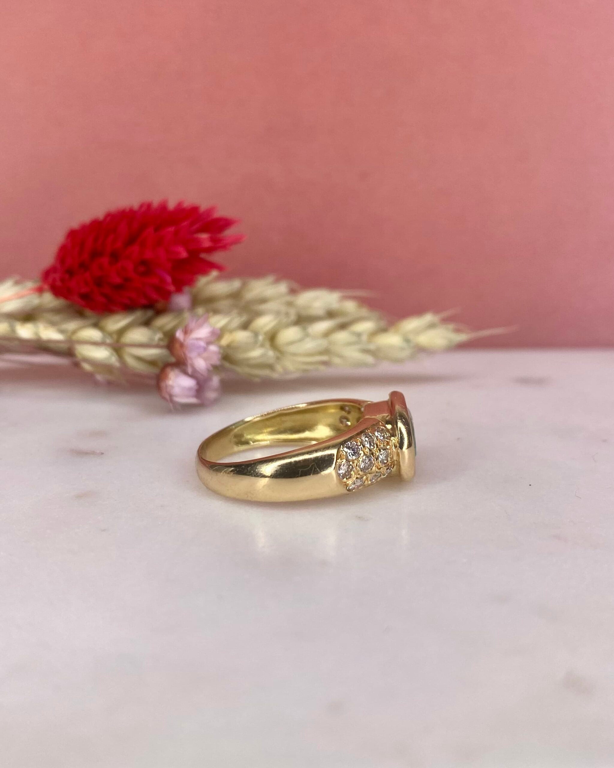 Bague Vintage Jonc Emeraude 1.78 Carat & 18 Diamants "Carolina"