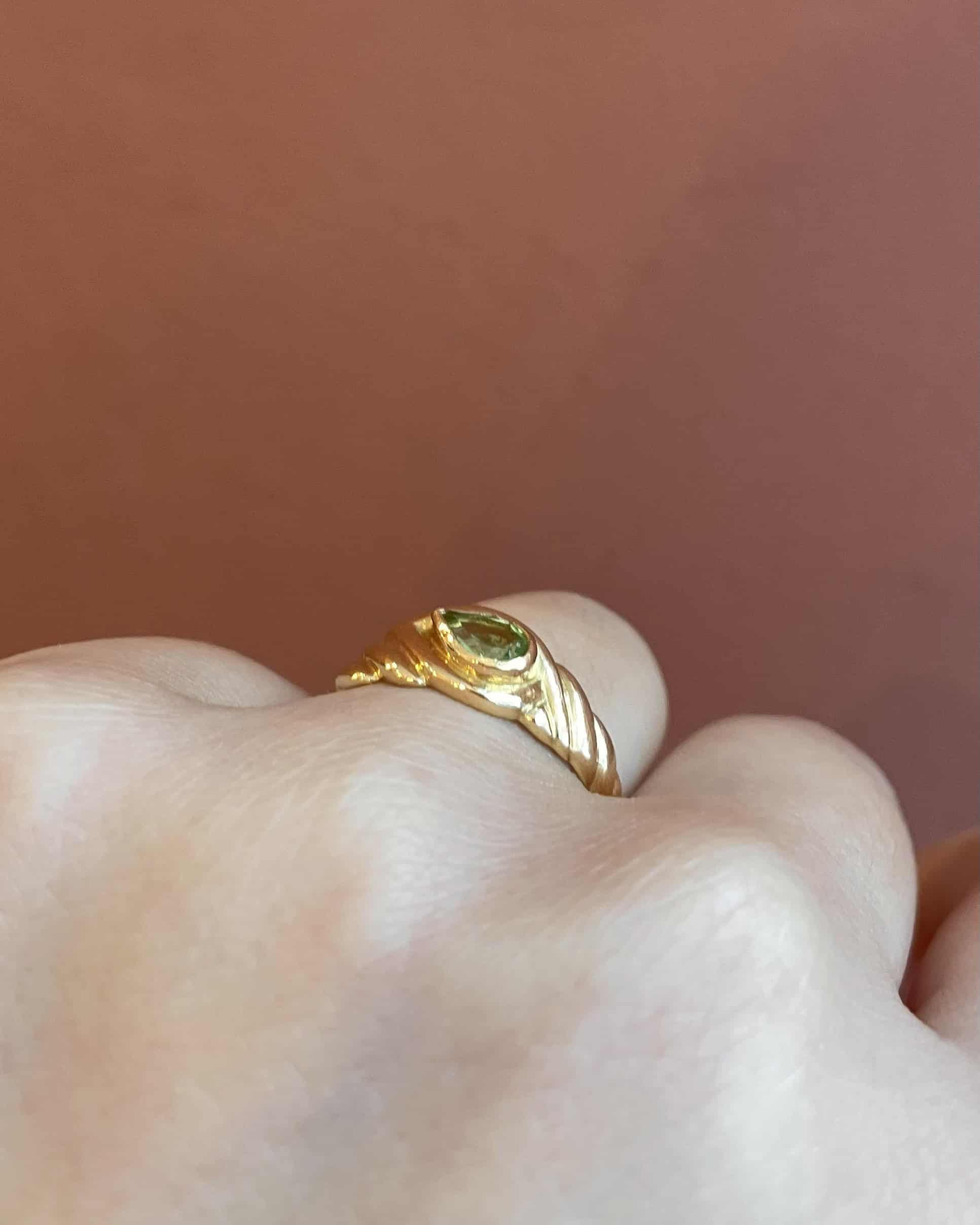 Bague Jonc Solitaire Péridot 0.40 carat "Cassiopée"