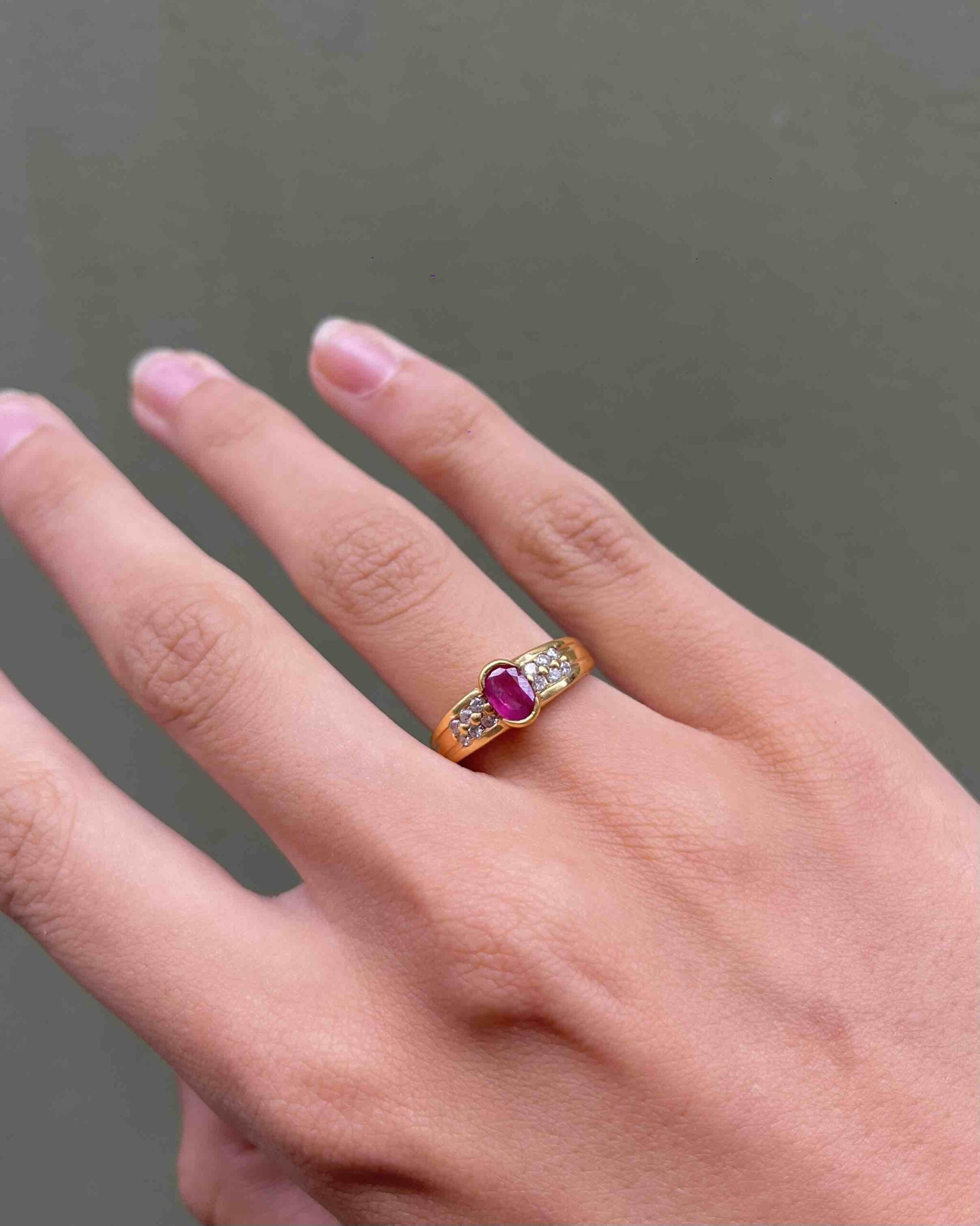 Anillo brazalete de diamantes y rubíes "Joanne"