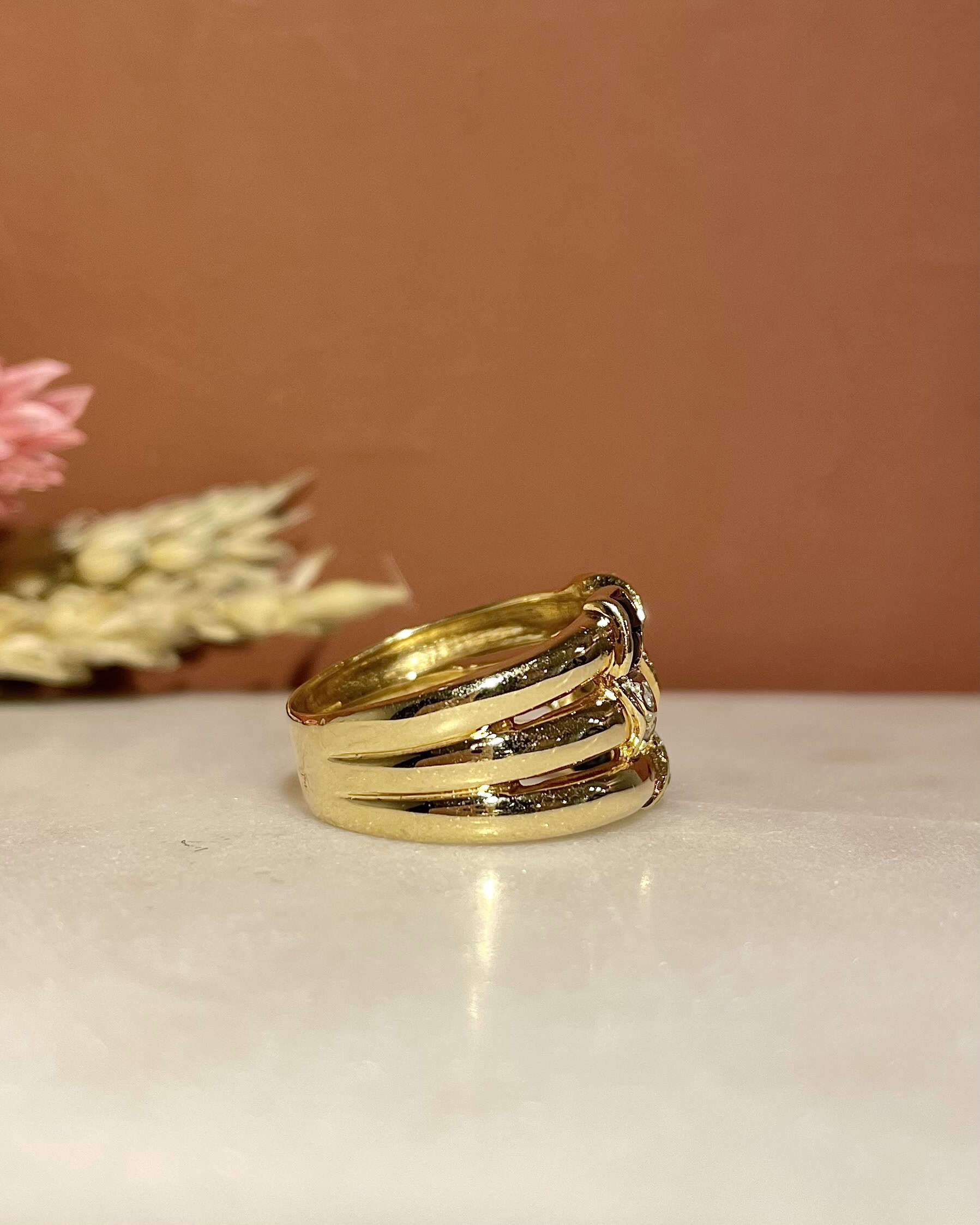 Bague Jonc Saphirs, Émeraudes & Diamants "Lucilia"