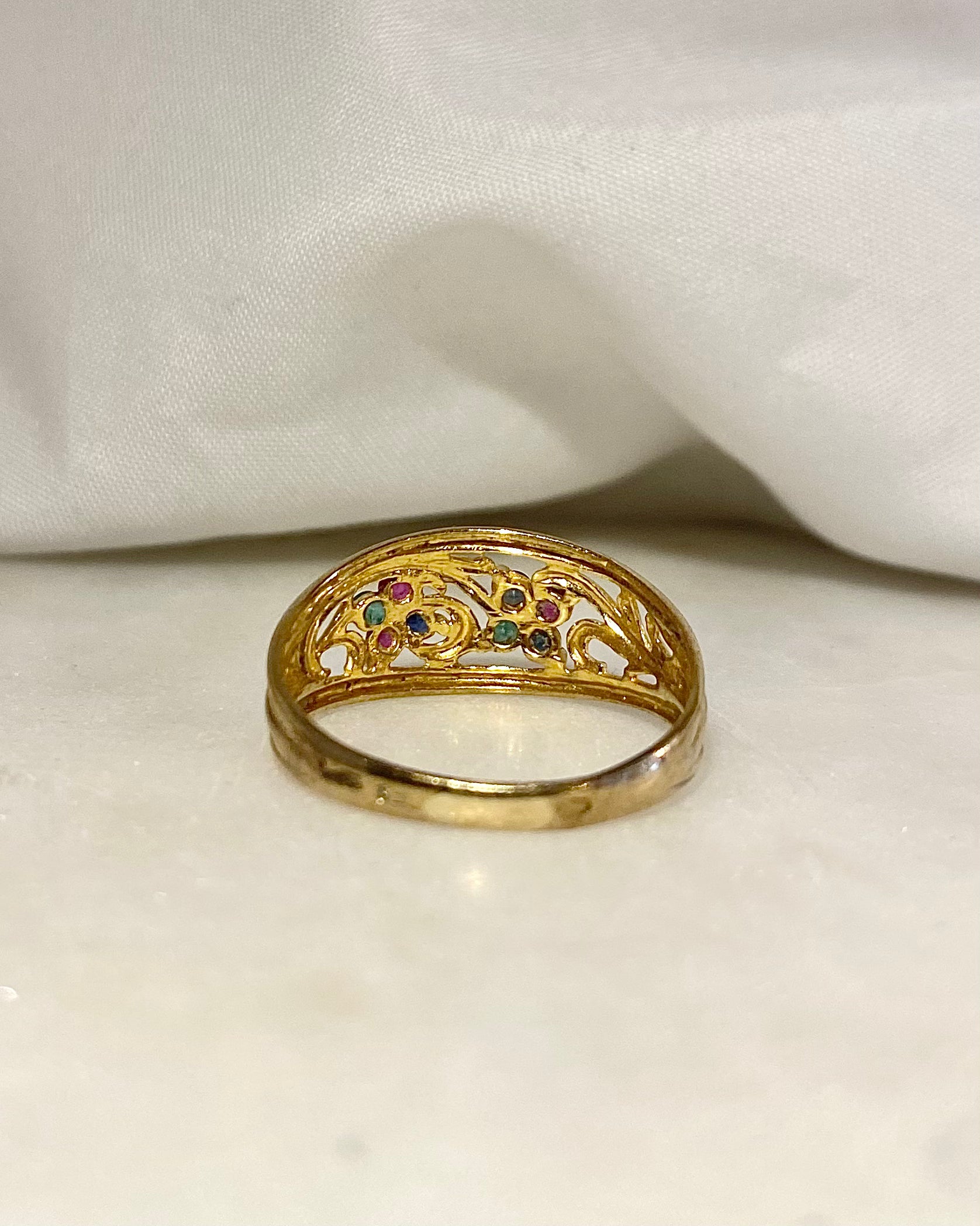 Anillo de banda con zafiros, rubíes y esmeraldas "Denova"