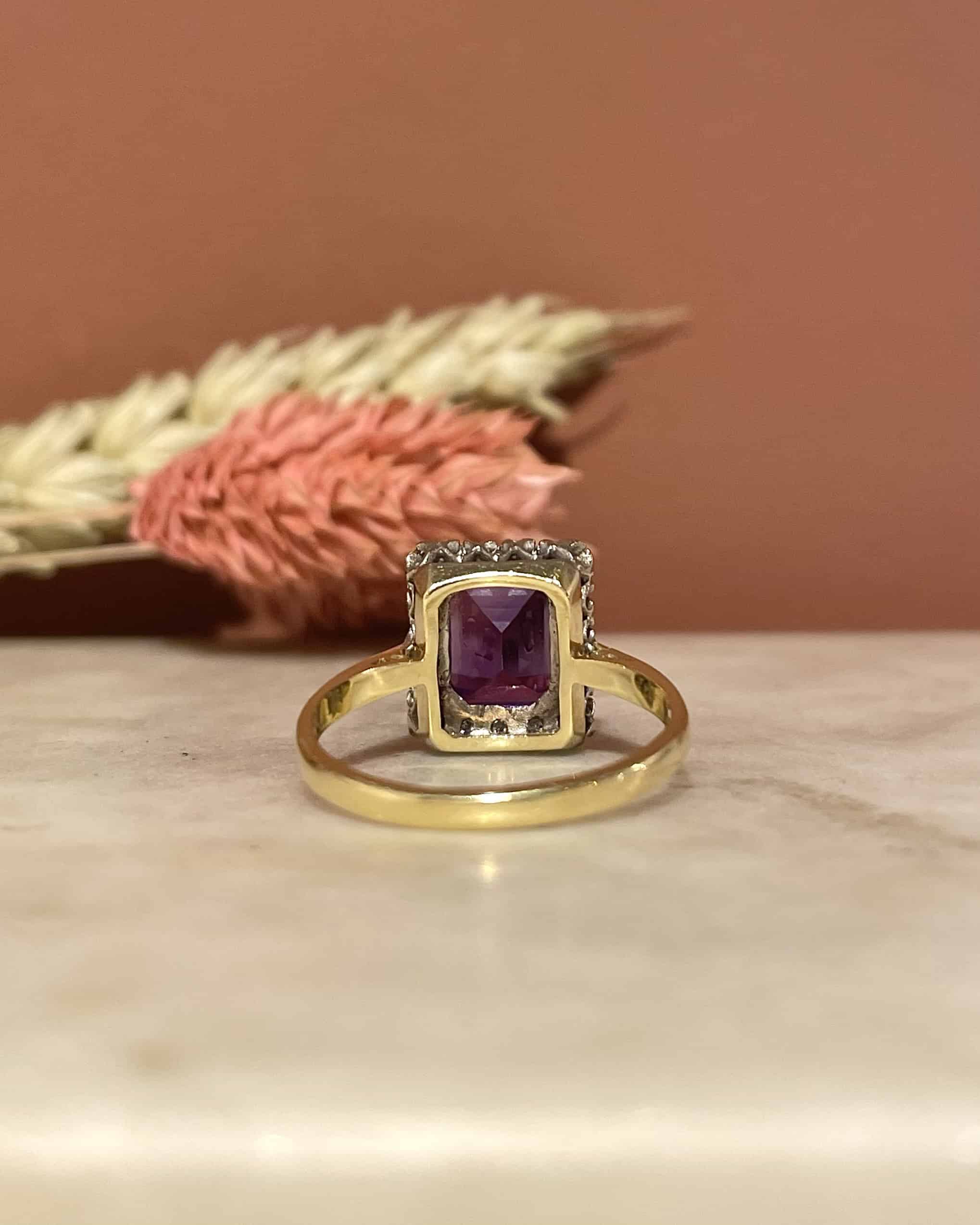 Anillo "Adriana" de margarita con amatista y diamantes de 2,35 quilates