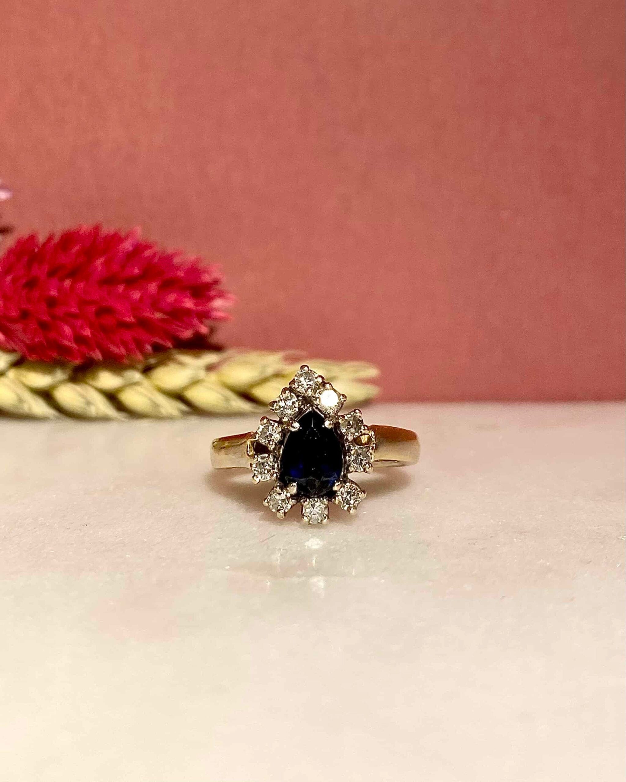 Anillo "Betty" de 0,90 quilates con zafiro y diamantes en forma de margarita