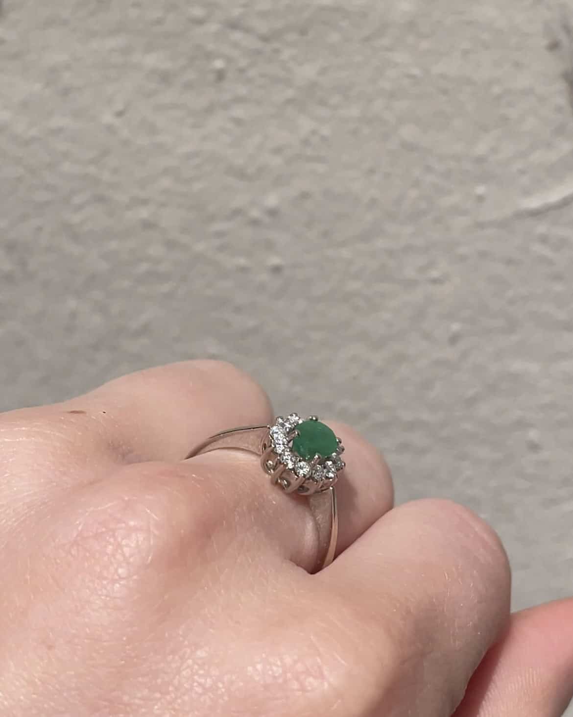 Anillo "Suzanne" con esmeralda y 12 margaritas de diamantes