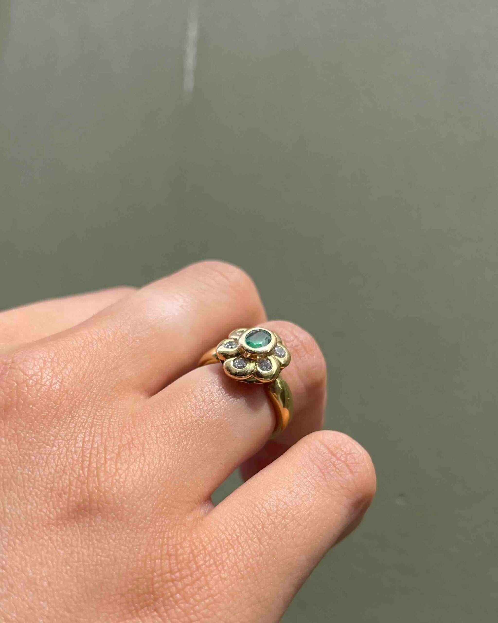Anillo "Raya" con esmeralda y margarita de 6 diamantes