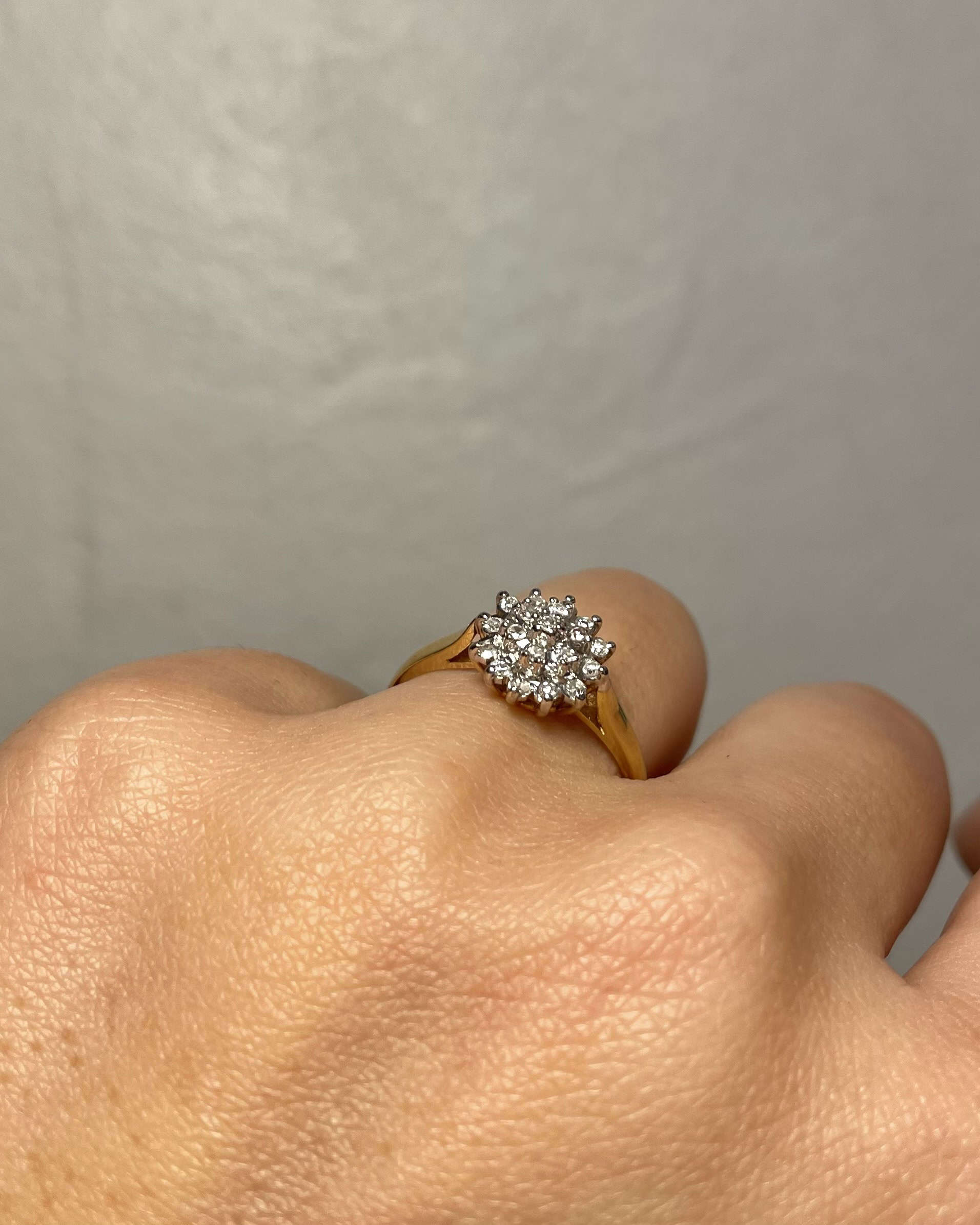 Anillo de margaritas "Constance" con 19 diamantes