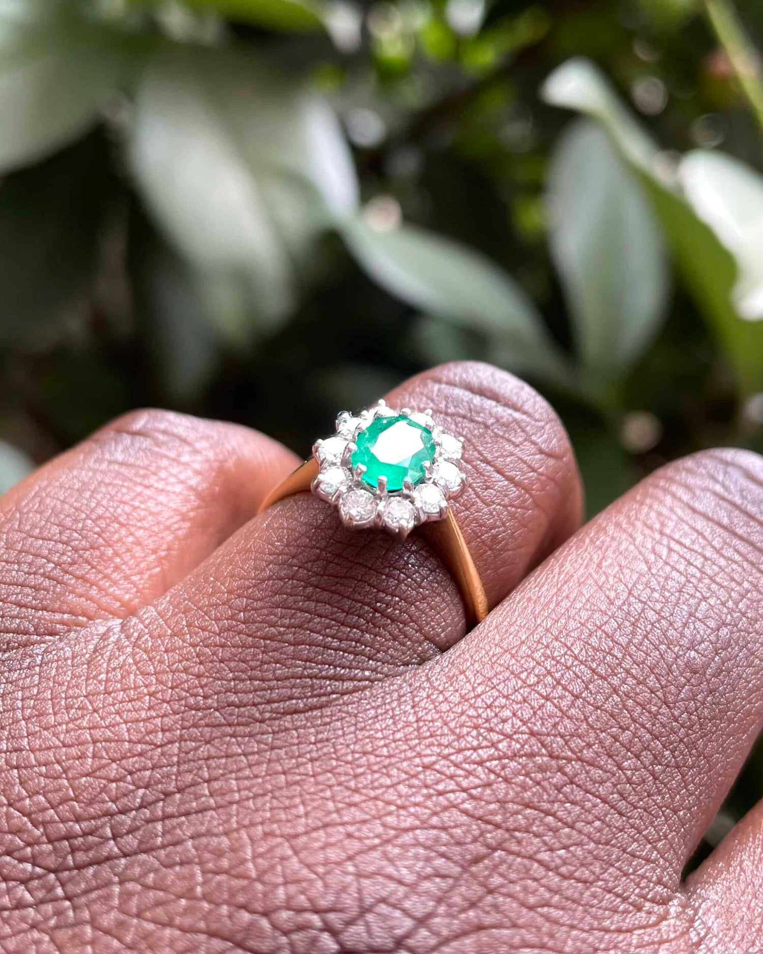 Anillo "Kelya" con esmeralda y margarita de 10 diamantes