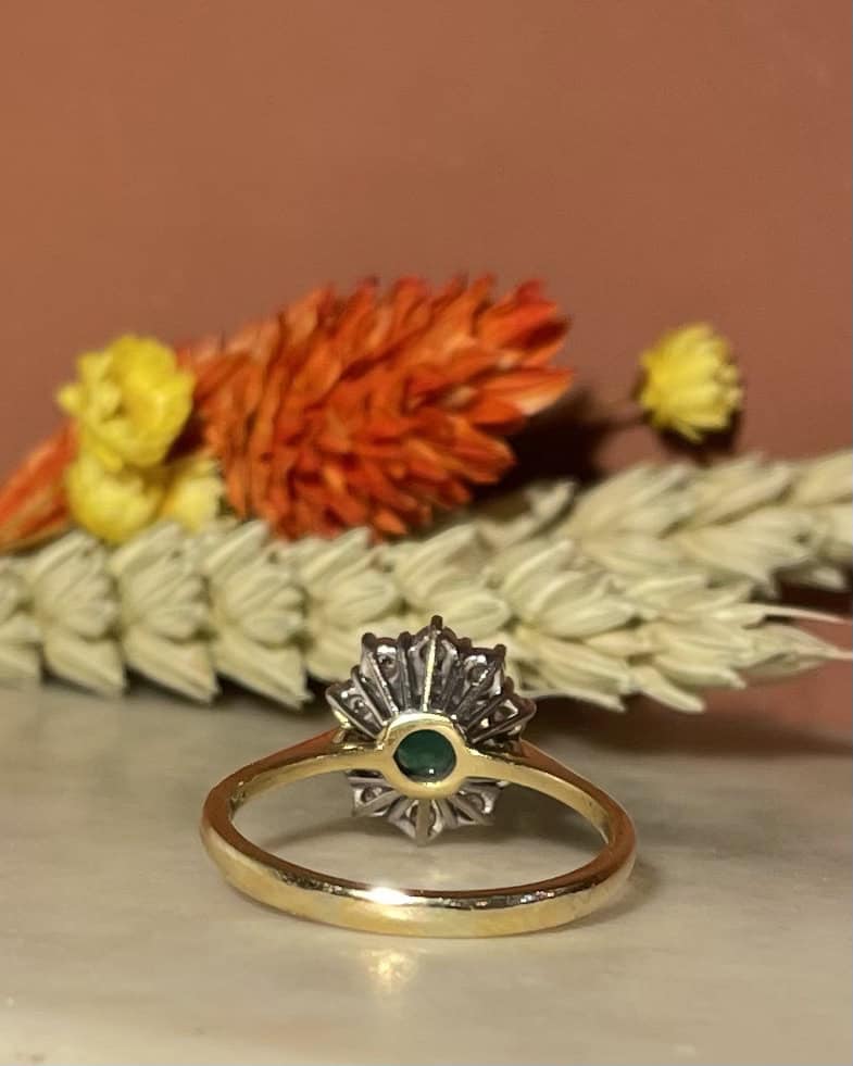 Anillo "Kelya" con esmeralda y margarita de 10 diamantes