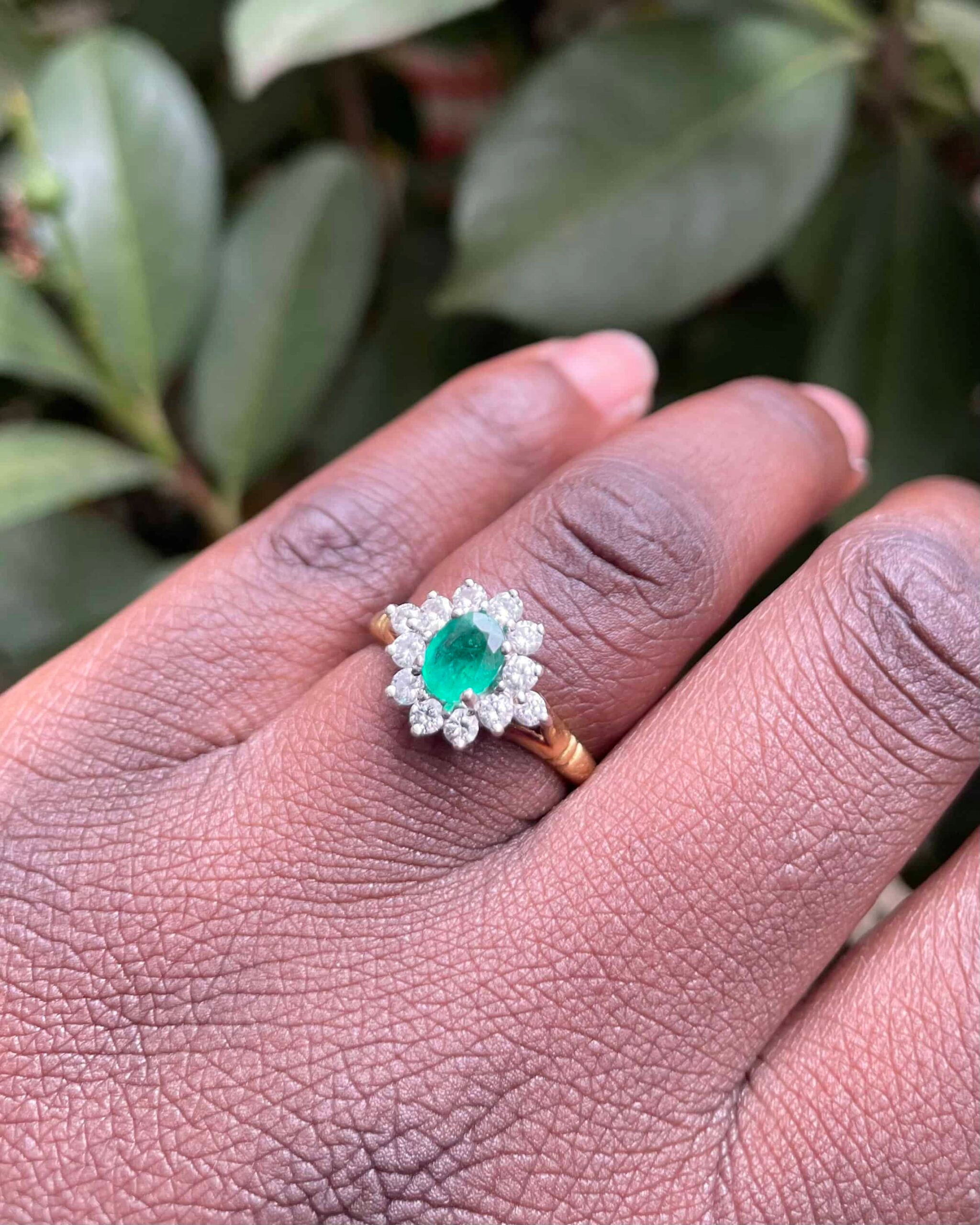 Anillo "Philipa" con margarita de esmeralda y diamantes de 0,55 quilates