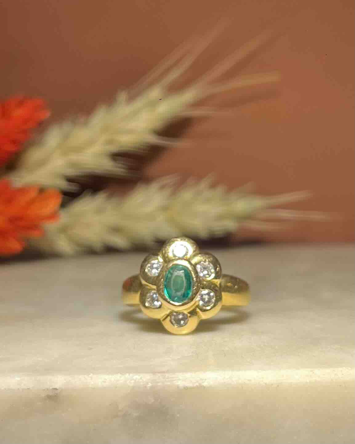 Anillo "Raya" con esmeralda y margarita de 6 diamantes