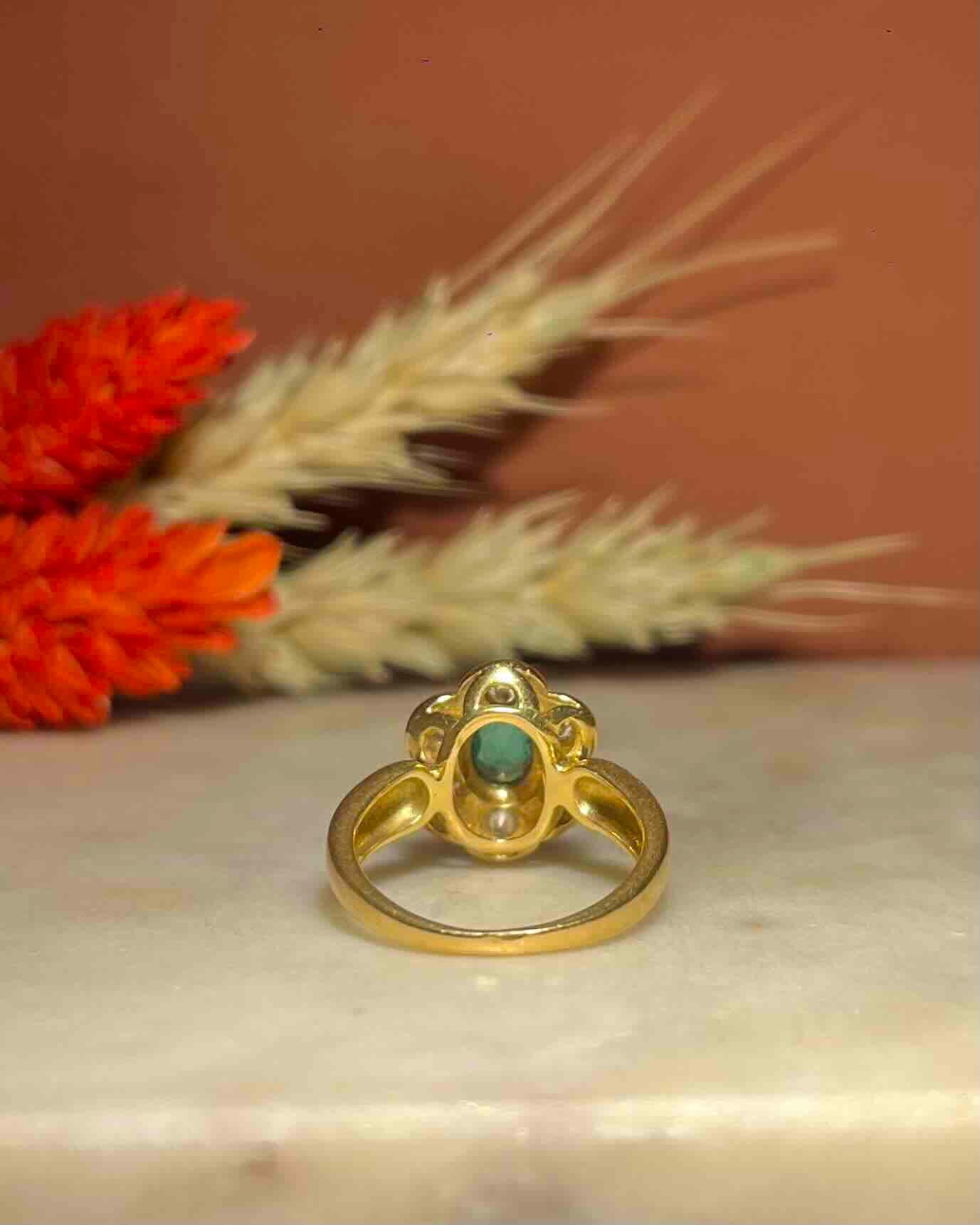 Anillo "Raya" con esmeralda y margarita de 6 diamantes