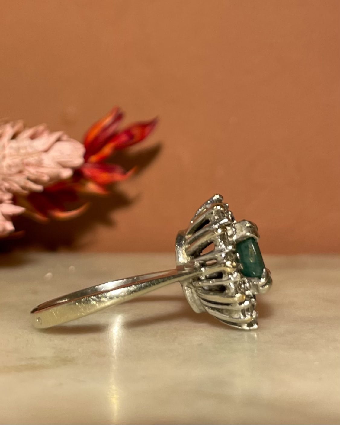 Anillo de margarita esmeralda de 0,80 quilates y 12 diamantes "Aristée"