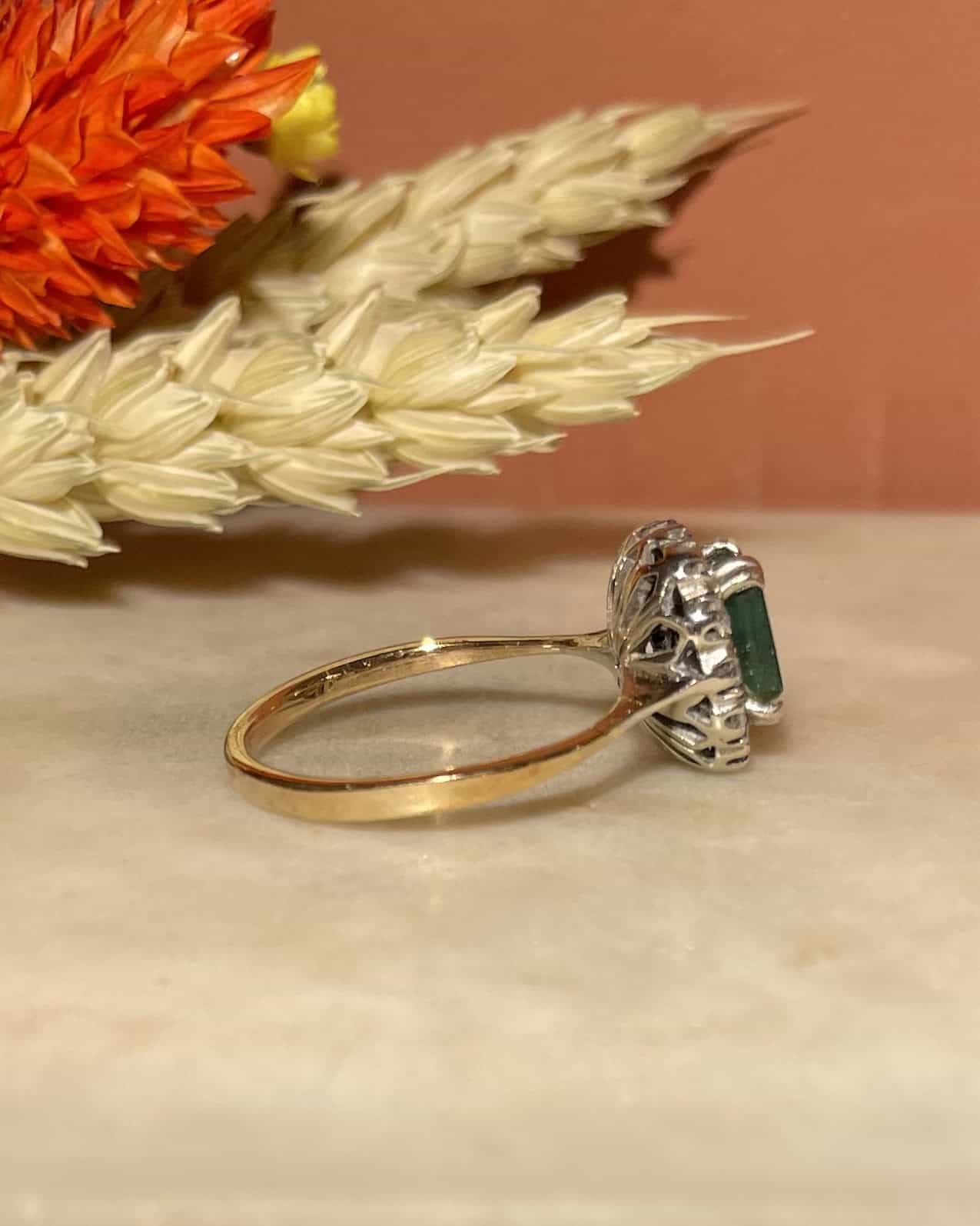 Anillo de margarita esmeralda de 0,85 quilates y 12 diamantes "Clarke"