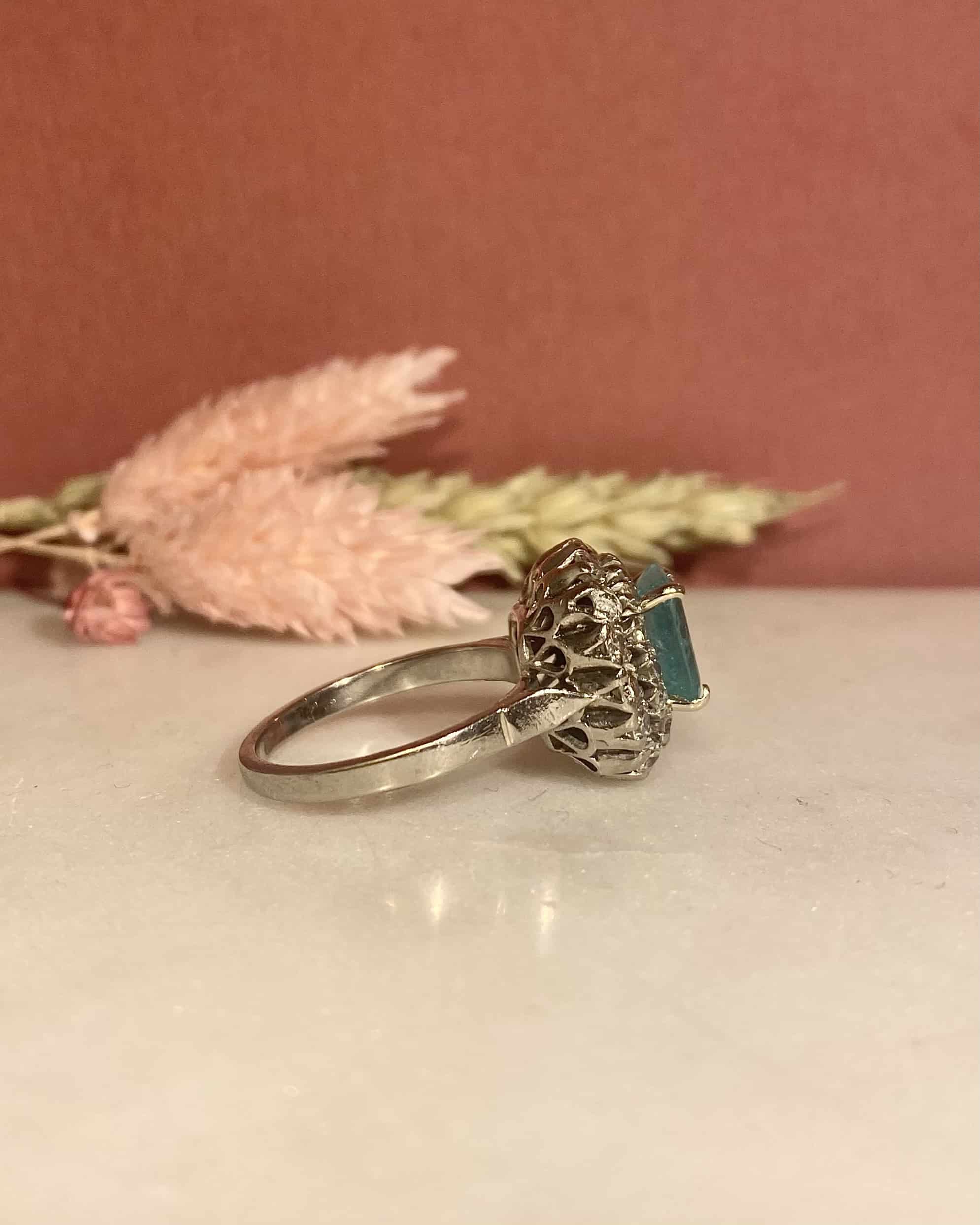 Anillo "Elsie" Daisy de 2 quilates con esmeralda y 30 diamantes