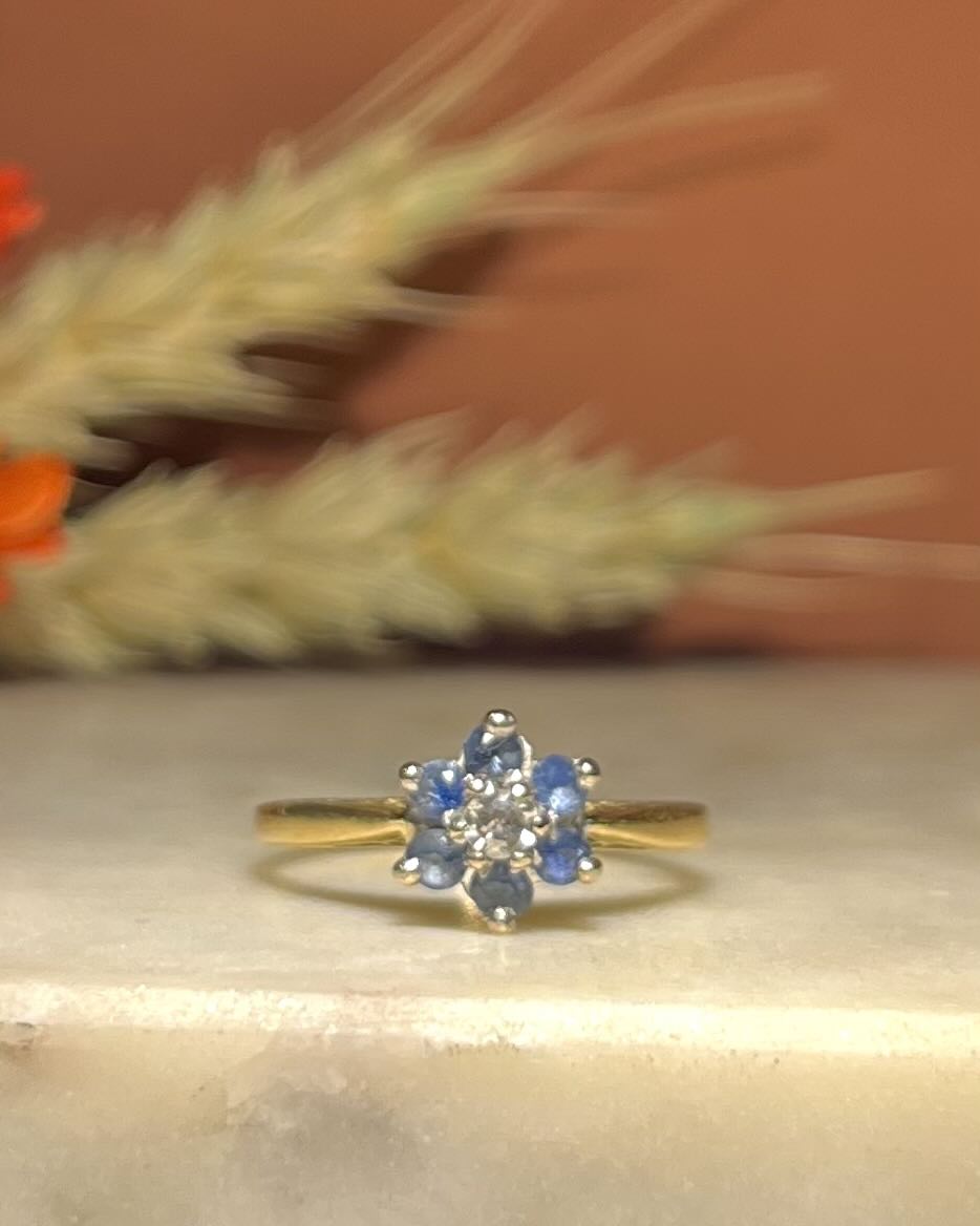 Anillo de margaritas con zafiro y diamantes "Nevaeh"