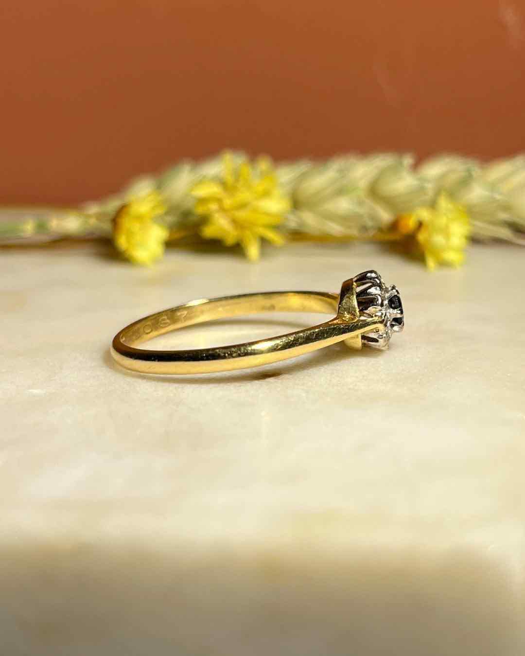 Anillo "Mara" con margaritas de diamantes y zafiros