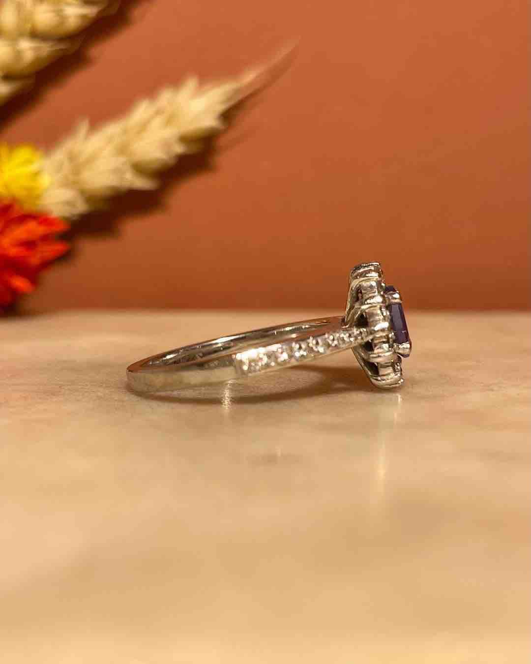 Anillo "Kassia" con margaritas de tanzanita de 0,45 quilates y 26 diamantes