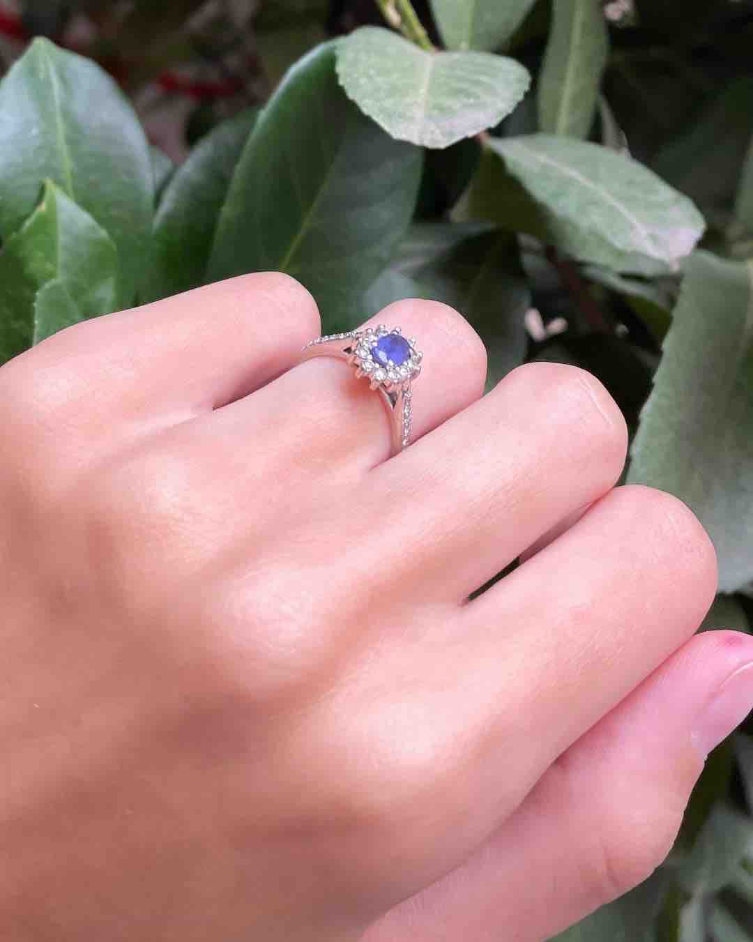 Anillo "Kassia" con margaritas de tanzanita de 0,45 quilates y 26 diamantes