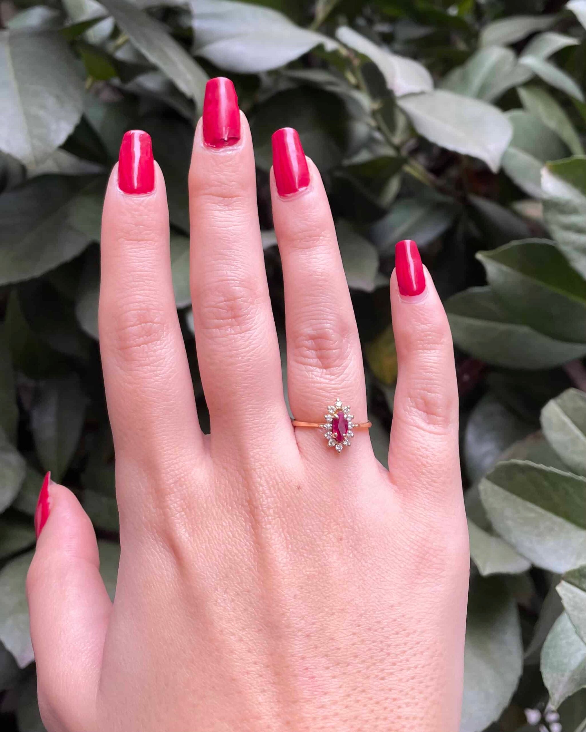 Anillo "Murielle" con margaritas de rubí y diamantes de 0,30 quilates