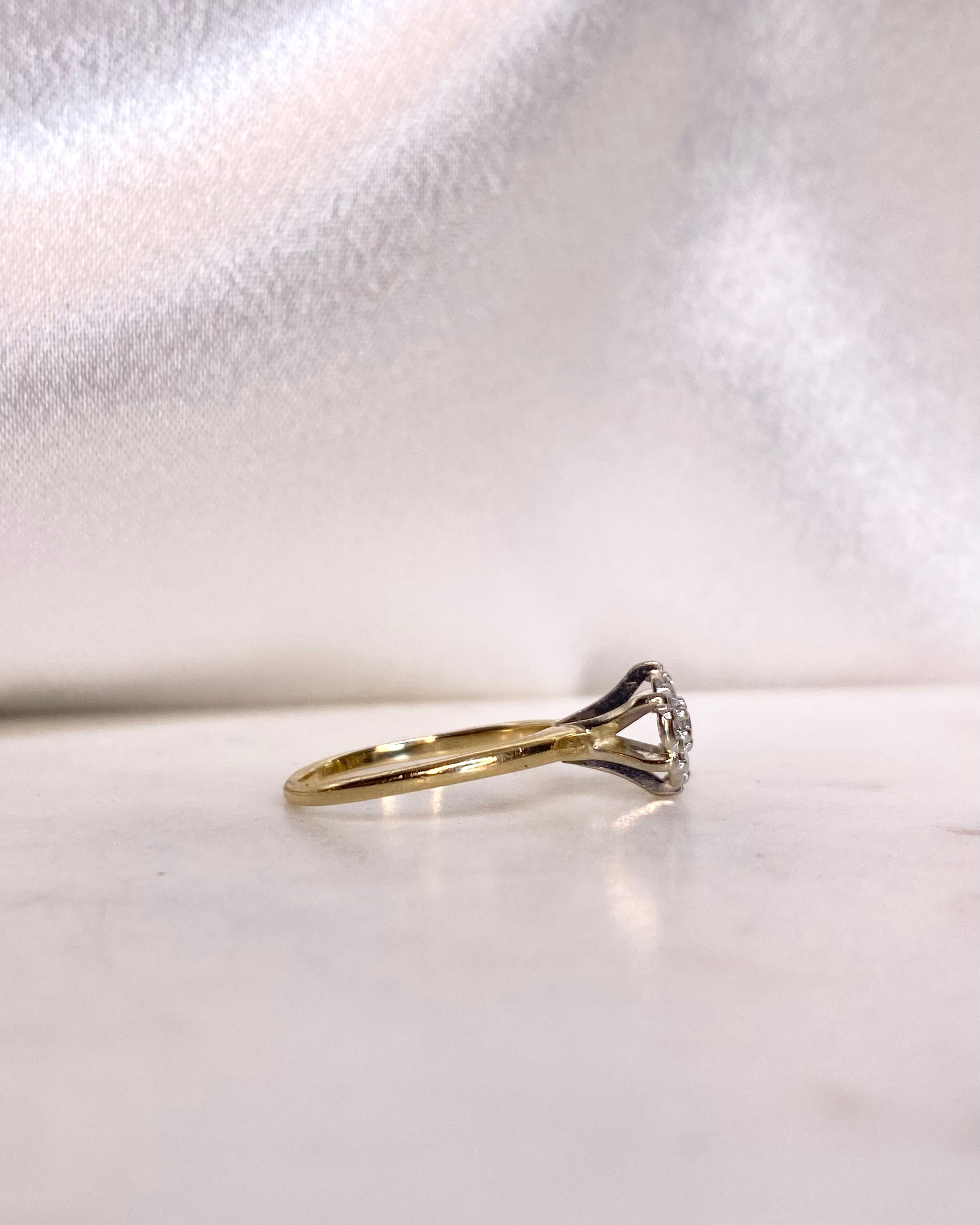 Anillo Flor Diamantes 0.28 quilates "Louisa"