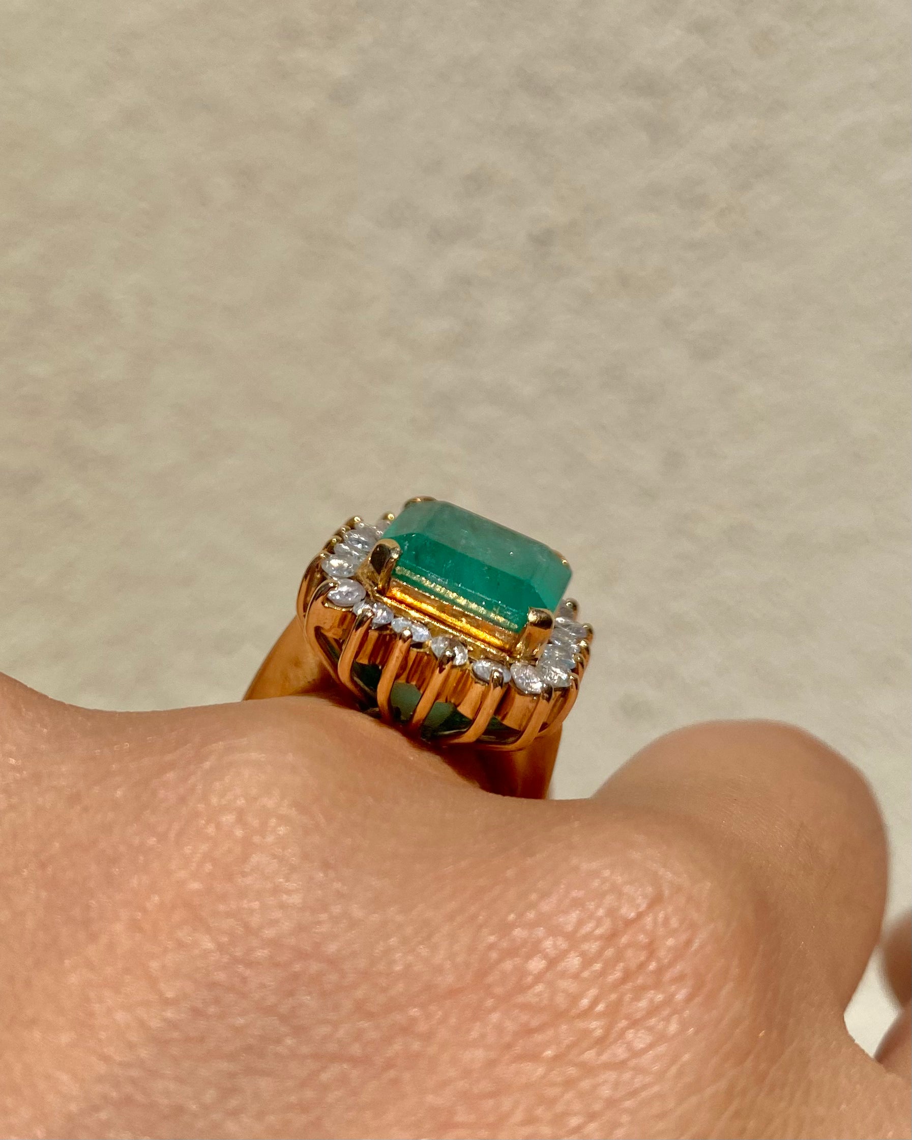 Bague Marguerite Emeraude 7.30 carats & 20 Diamants "Fauvette"