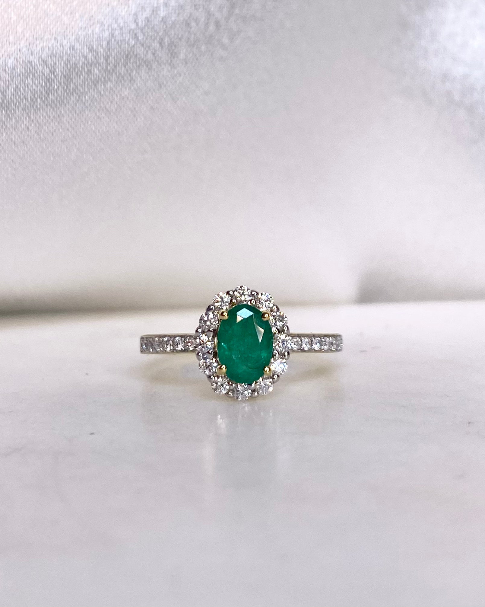 Bague Marguerite Emeraude 0.65 carat & 26 Diamants "Felice"