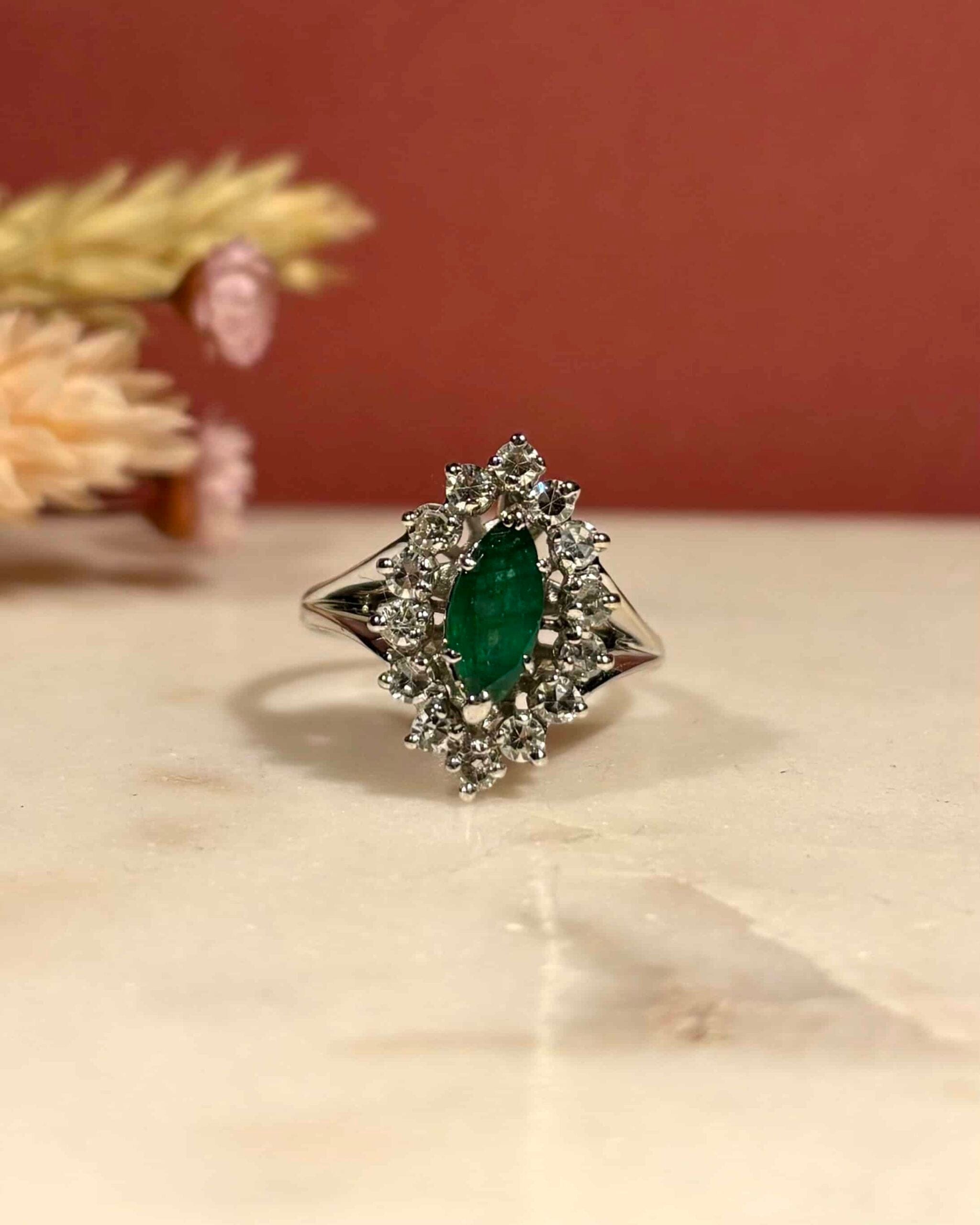 Bague Marguerite Émeraude 0.45 carat & Diamants "Maéa" - Elliade Paris