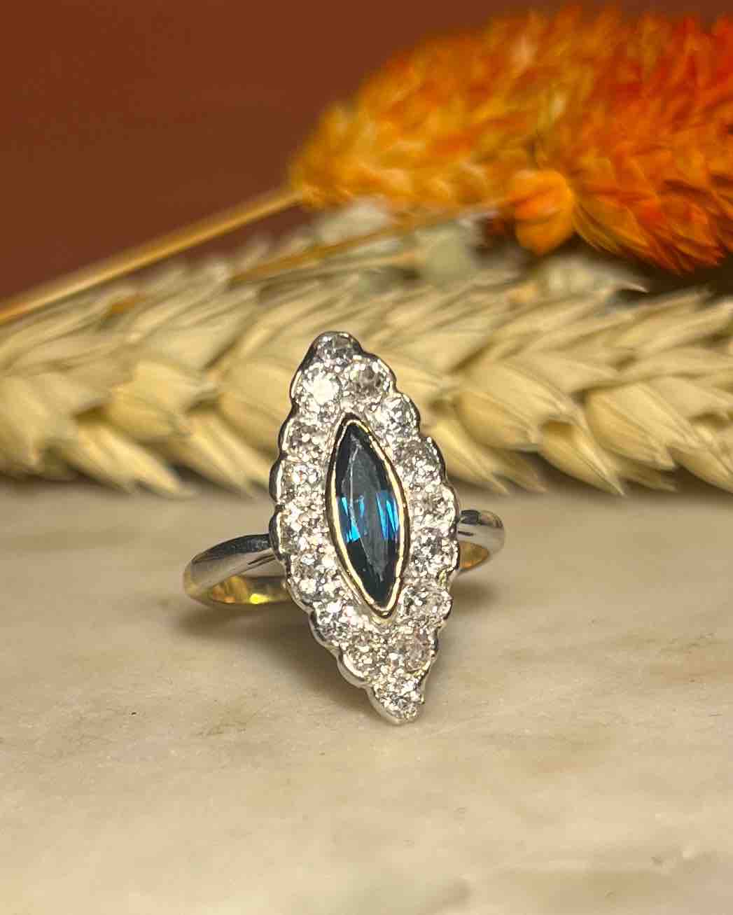 Anillo "Maliha" con zafiro marquesa y diamante de 0,80 quilates