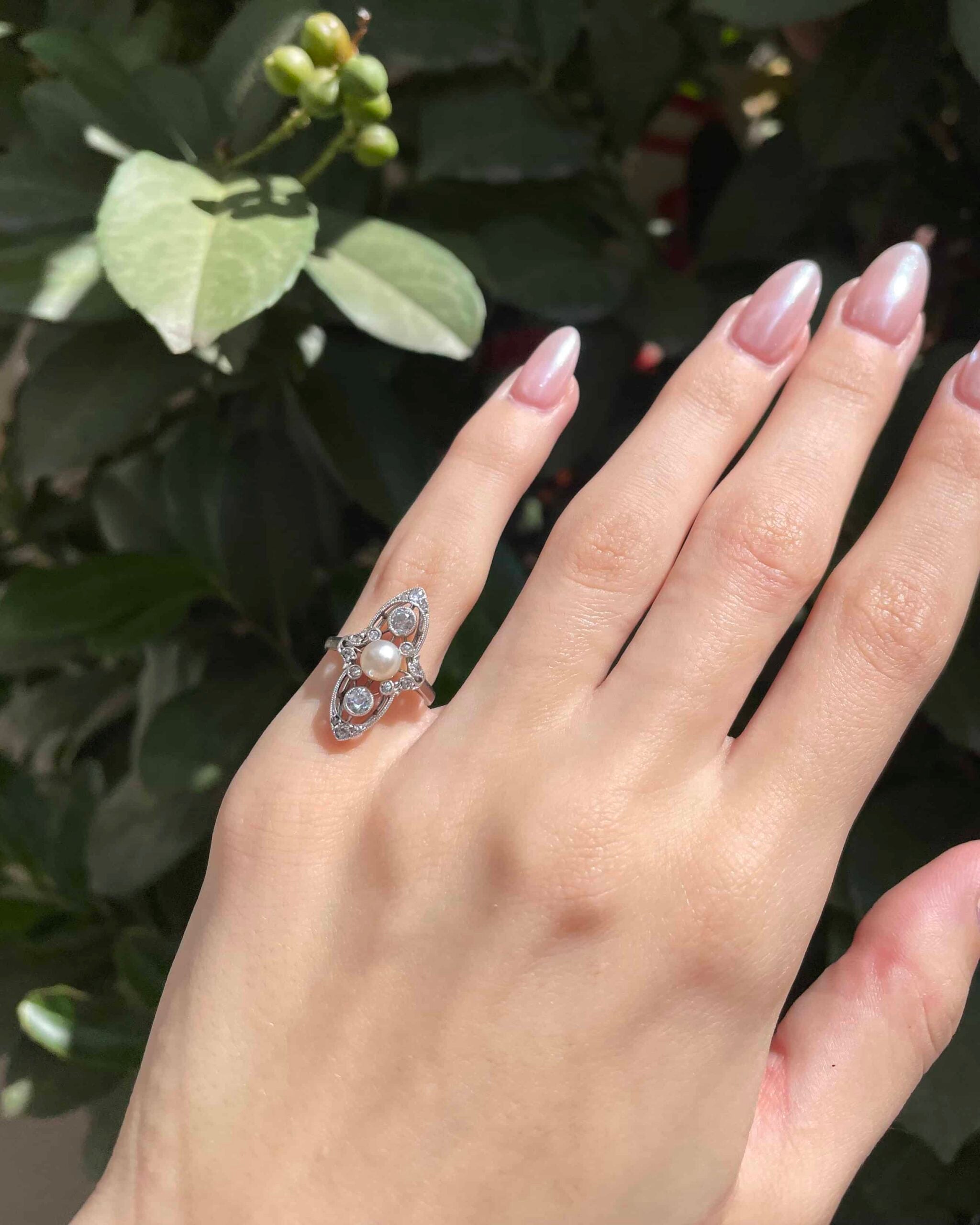 Anillo de diamantes y perlas de talla marquesa "Jaida"