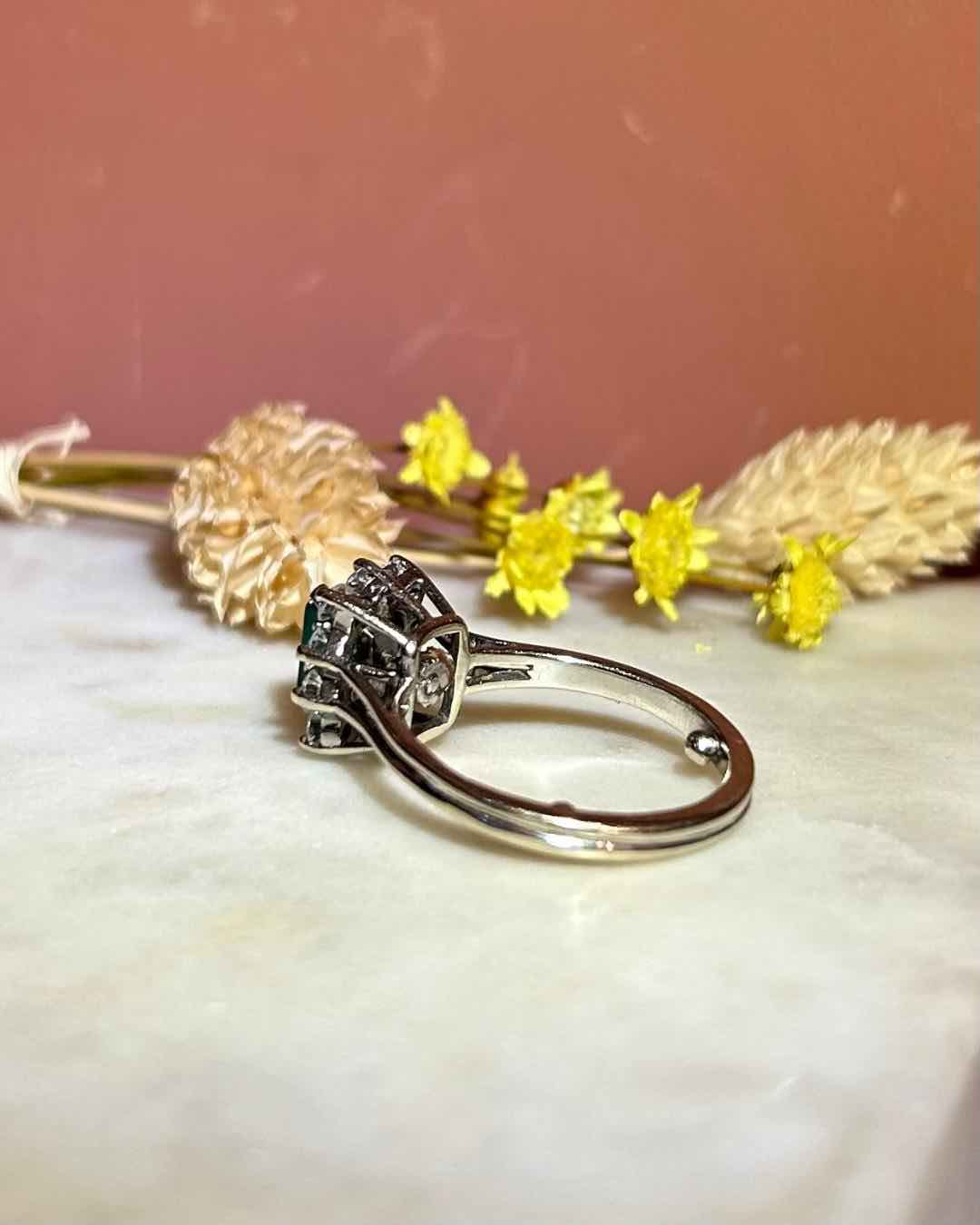 Anillo "Mathilde" con margaritas de esmeralda y diamantes