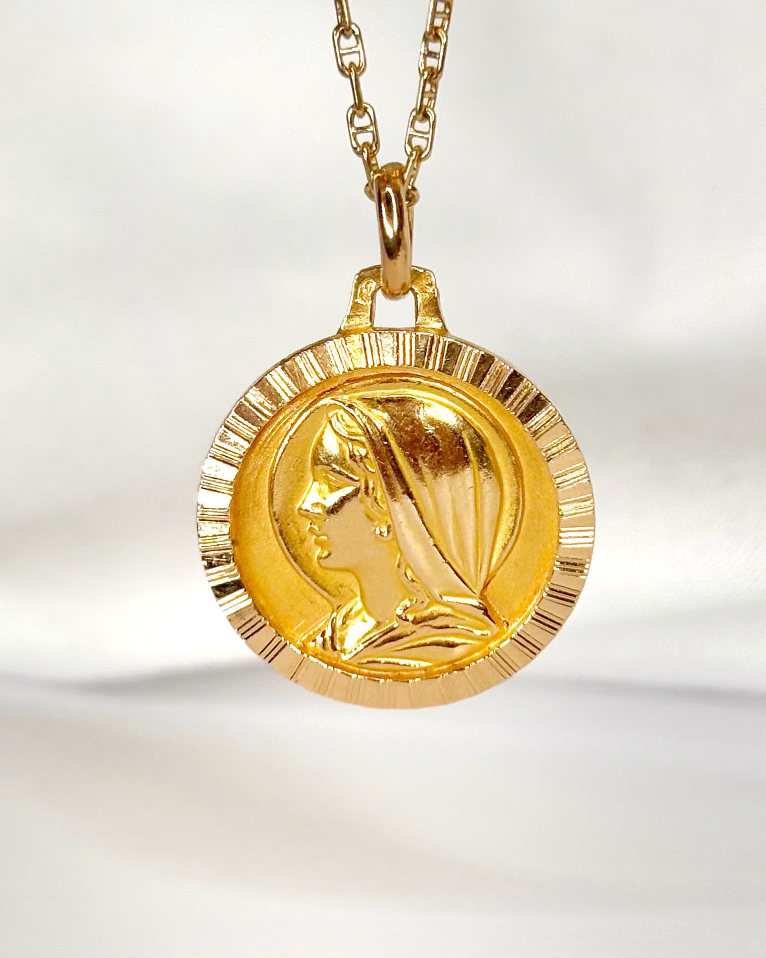 Medallón de oro amarillo de 18 quilates «Marie»