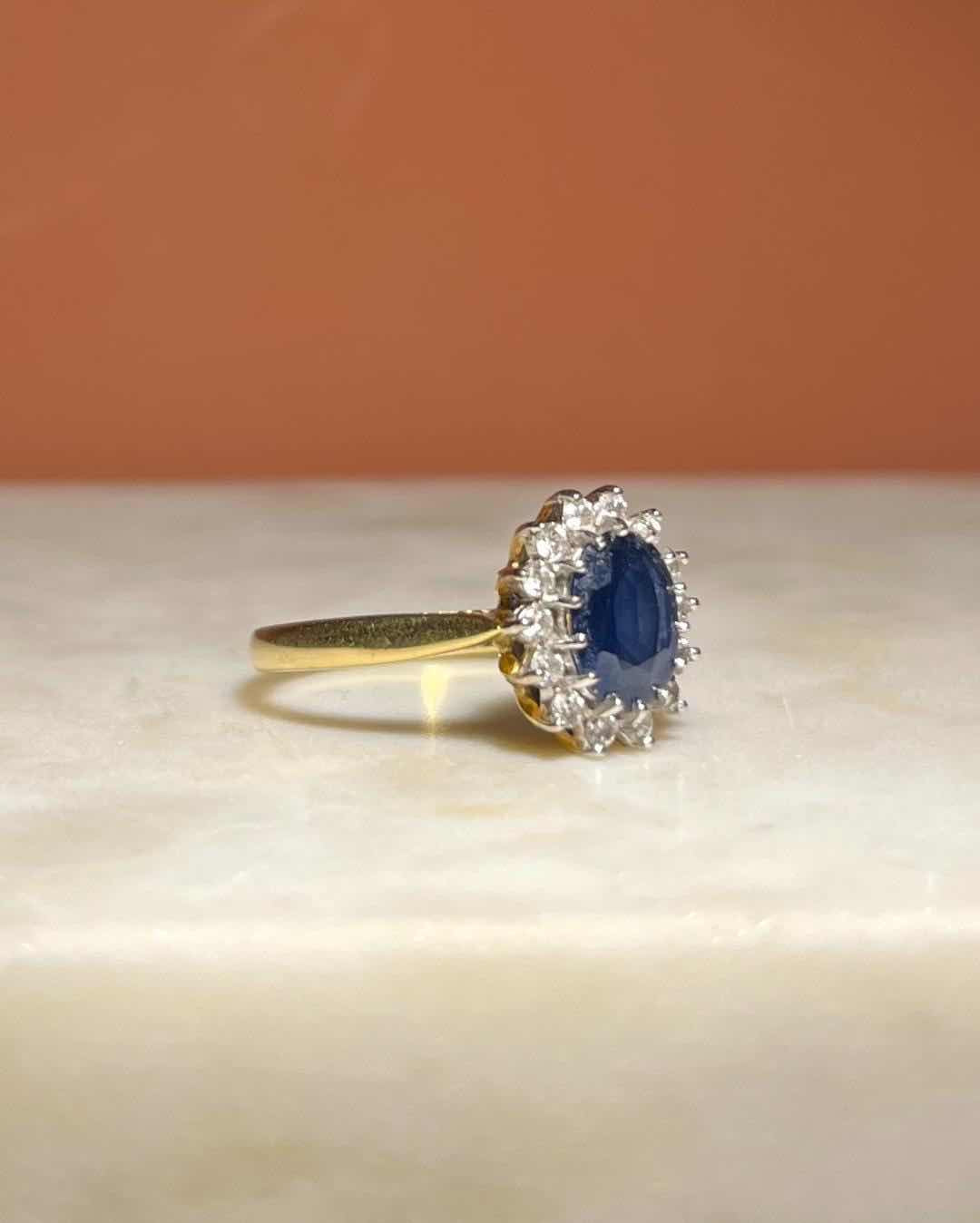 Anillo "Melodia" con margaritas de zafiro y diamantes