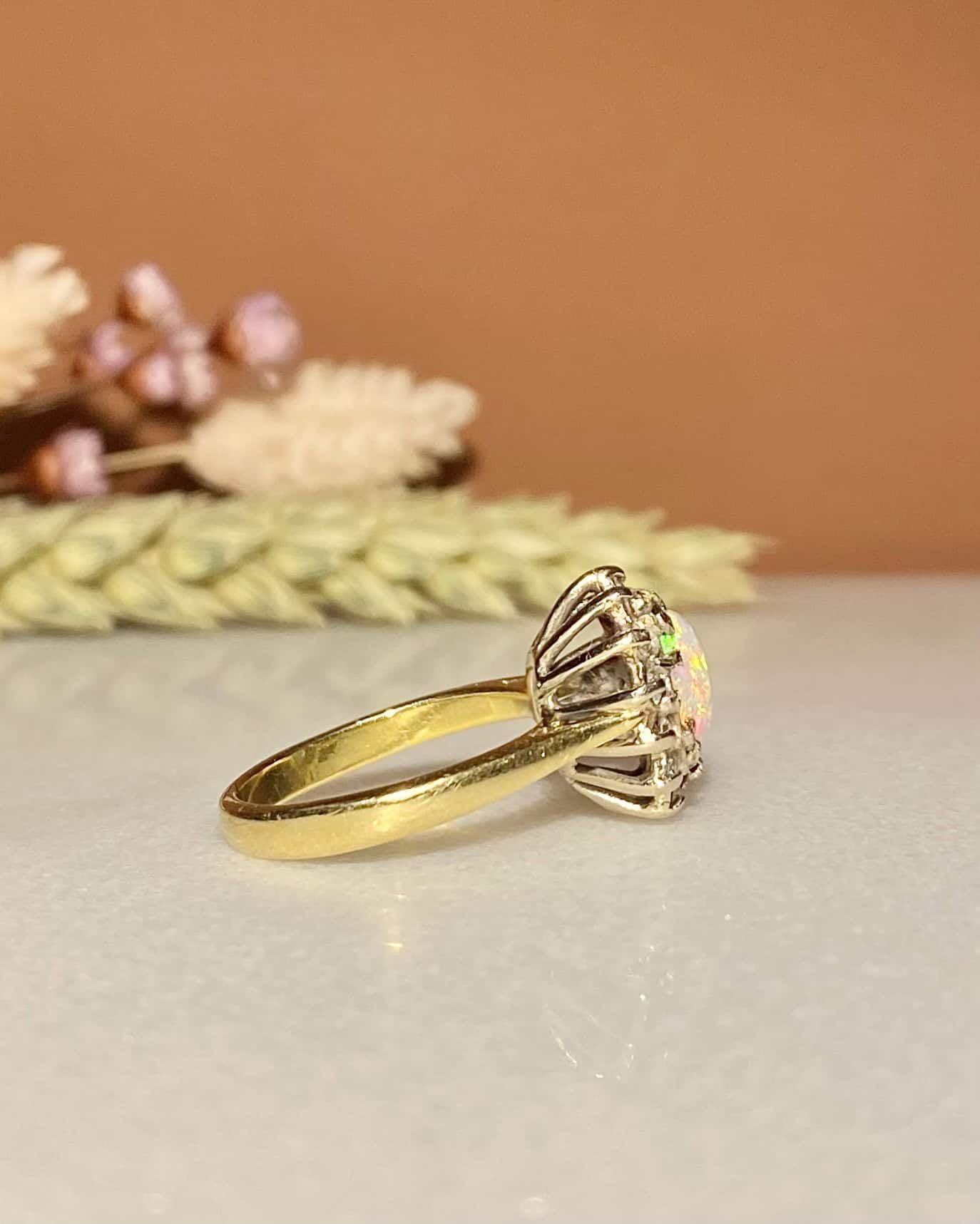 Bague Marguerite Opale Cabochon & Diamants "Roxanne"