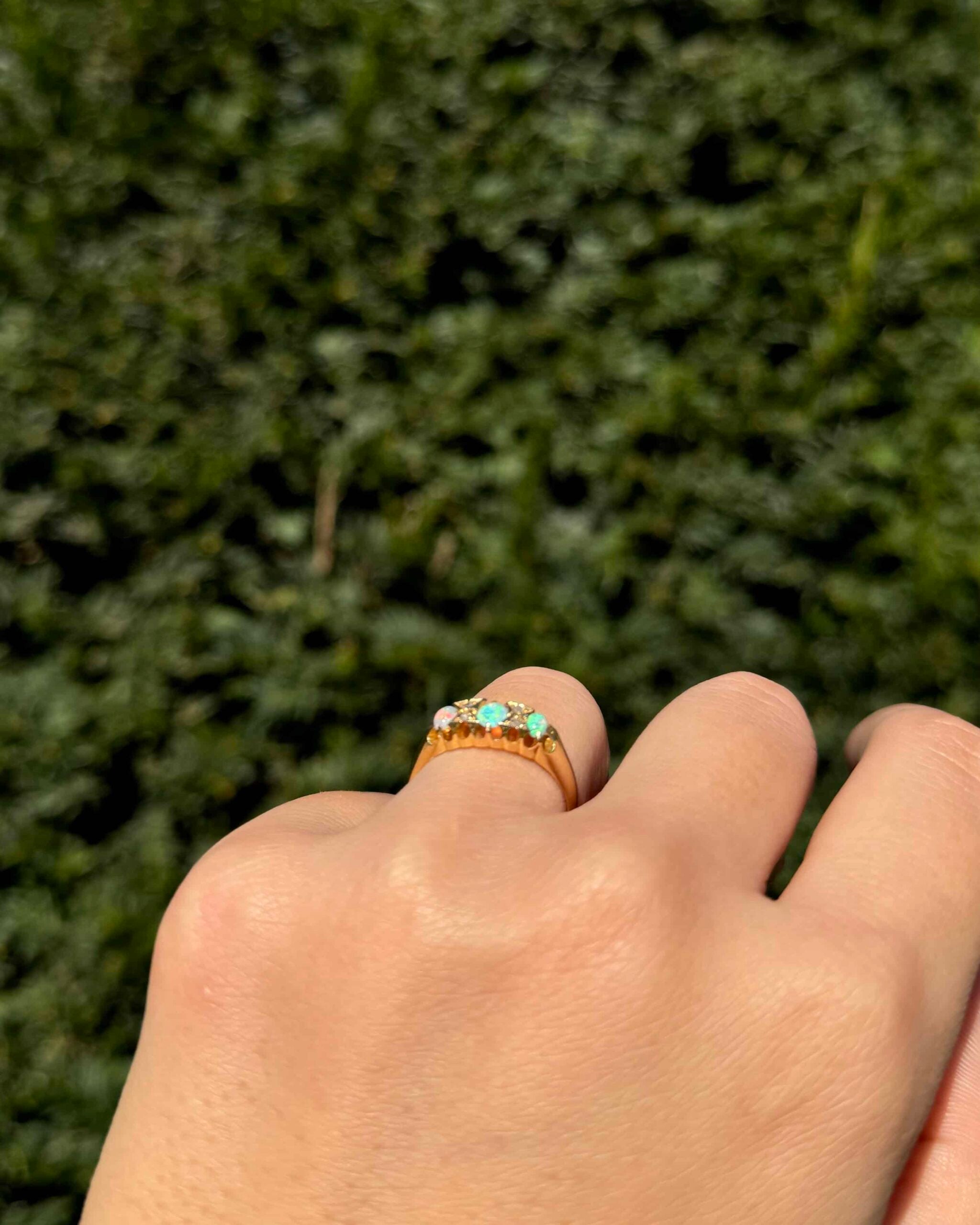 Anillo de trilogía de ópalo y diamantes "Brianna"