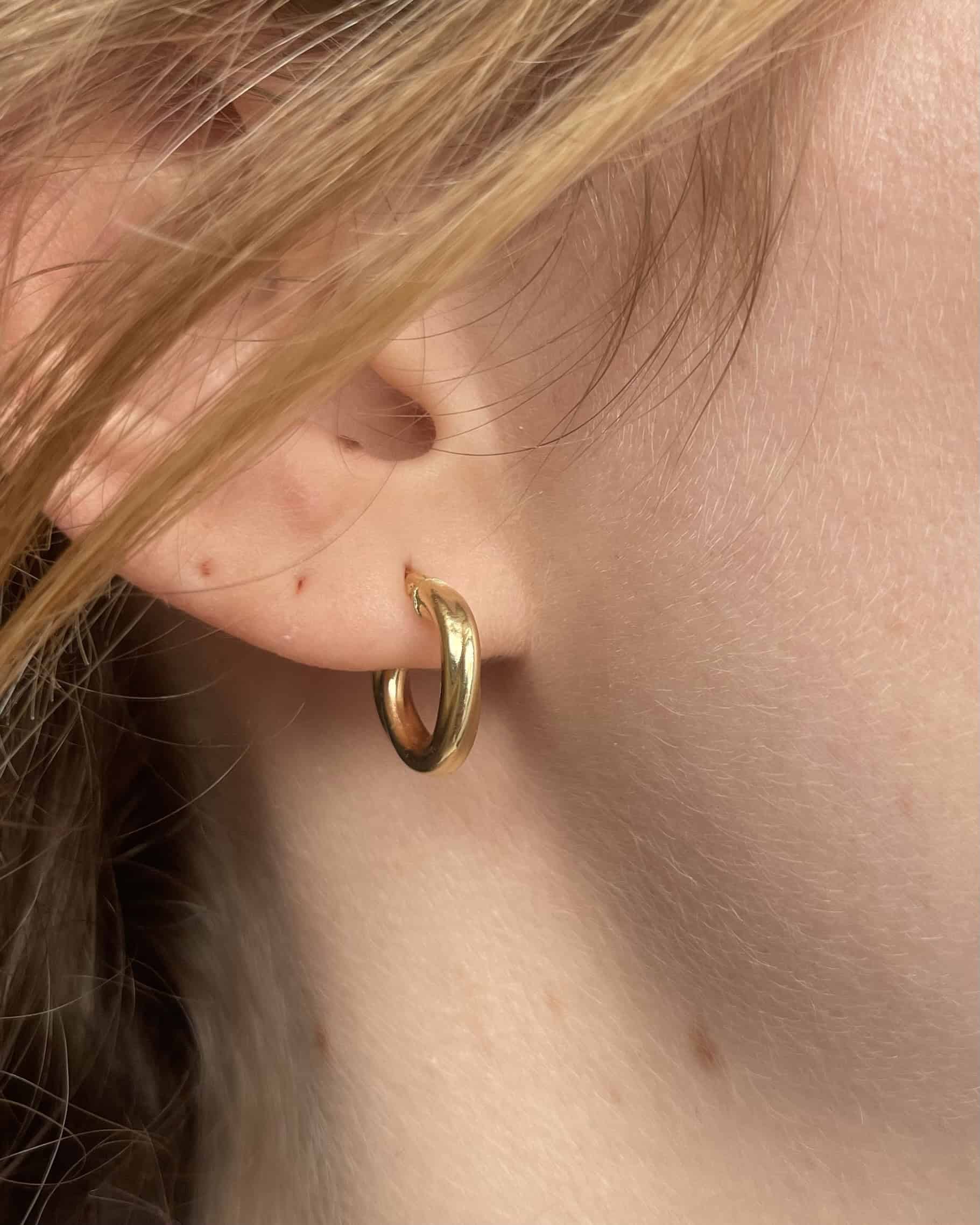 Aros vintage "Serena" de oro amarillo de 18 quilates