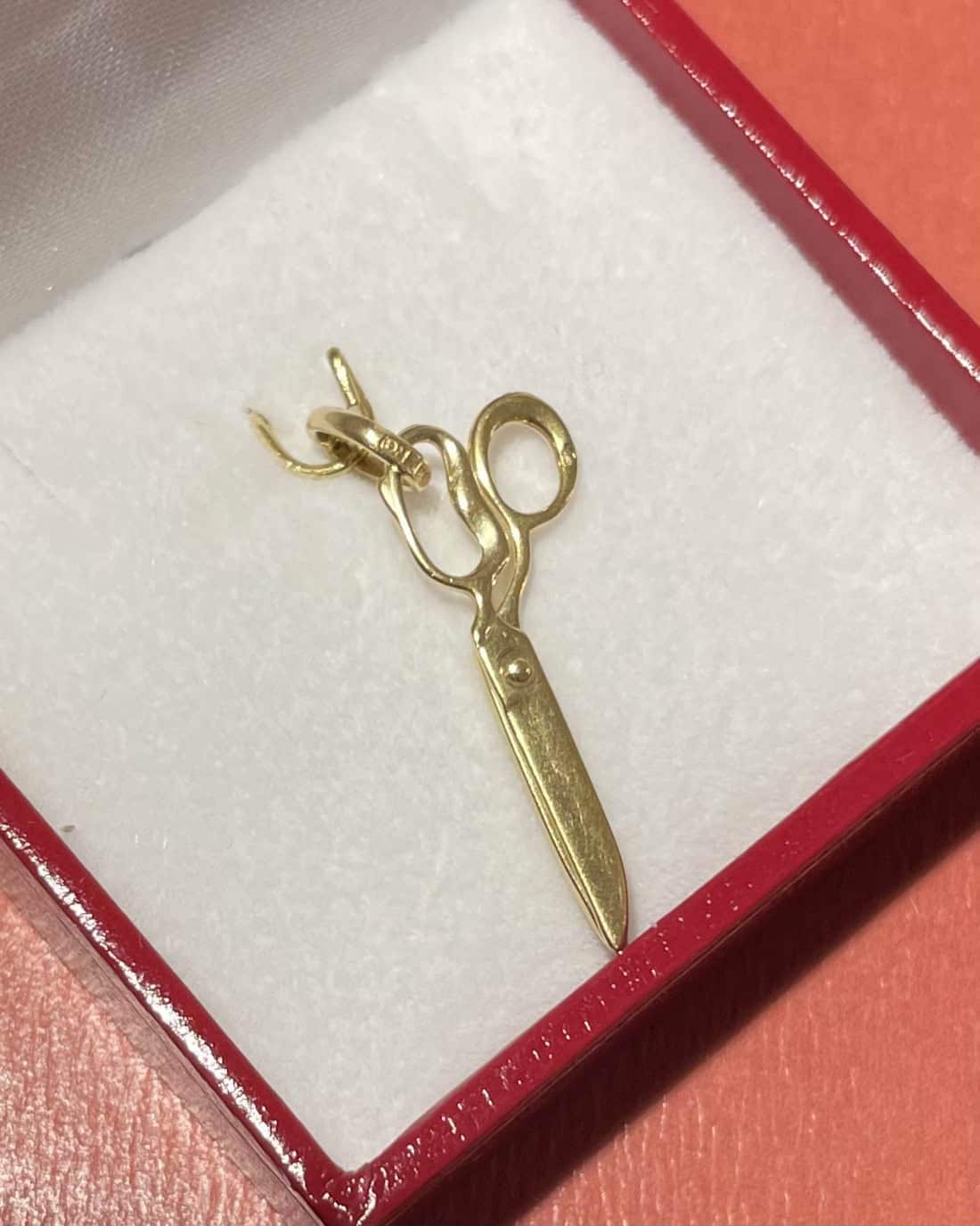 Colgante de tijeras "Alicéa" en oro de 18 quilates