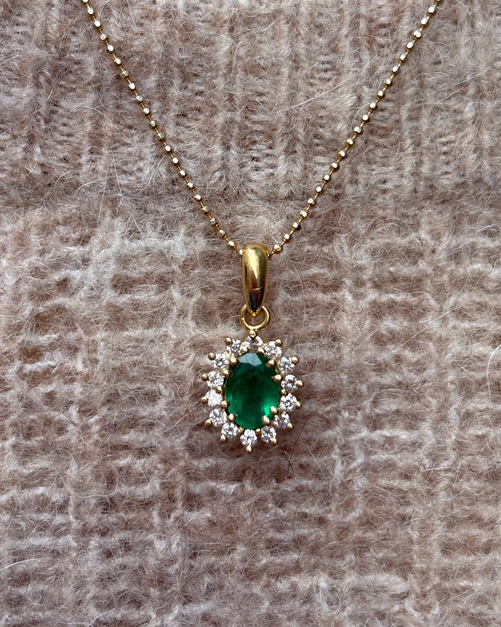 Pendentif Marguerite Émeraude 0.40 carat & 14 Diamant "Sirine" - Elliade Paris