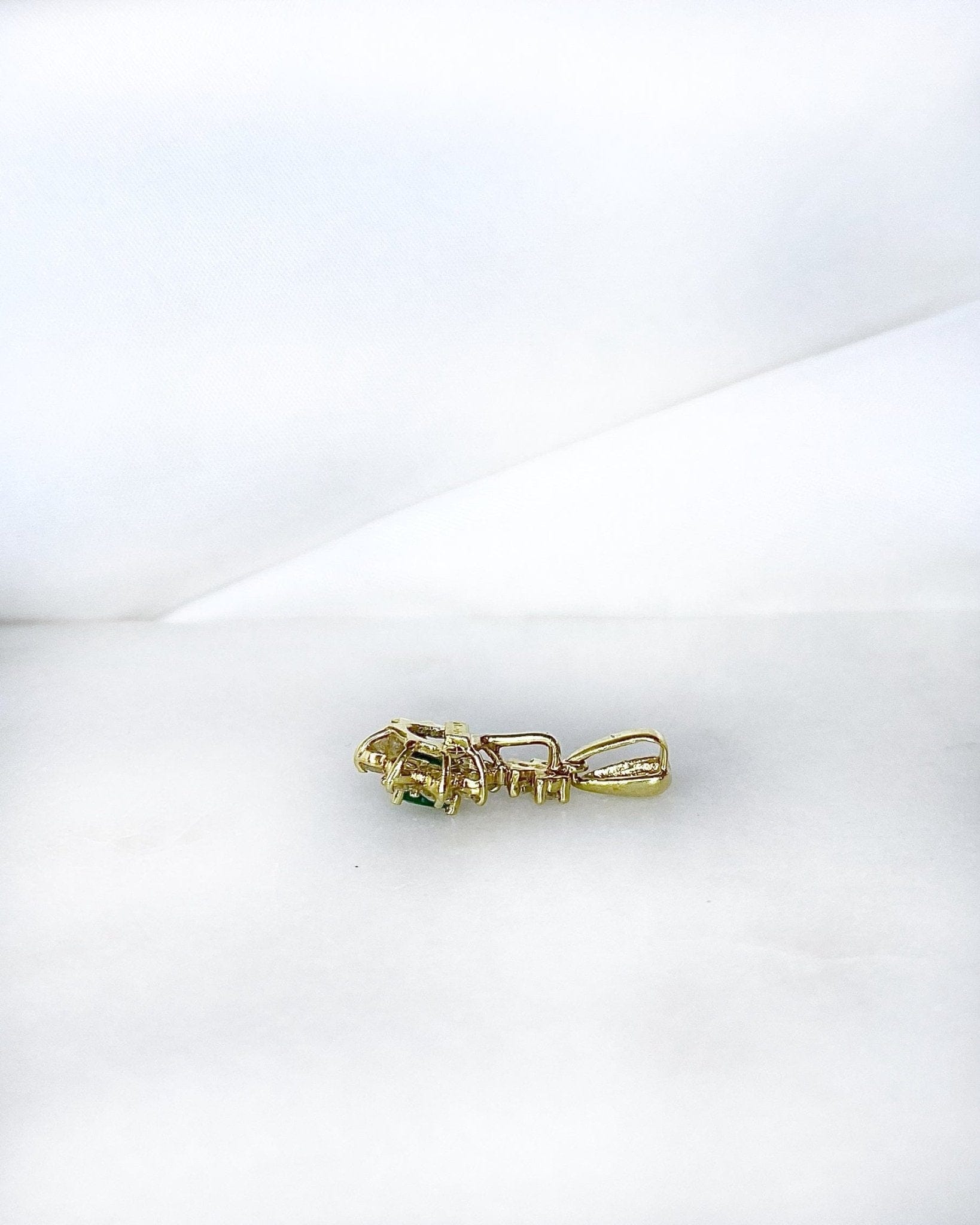 Pendentif Marguerite Emeraude 0.48 carat & Diamants "Aveline" - Elliade Paris