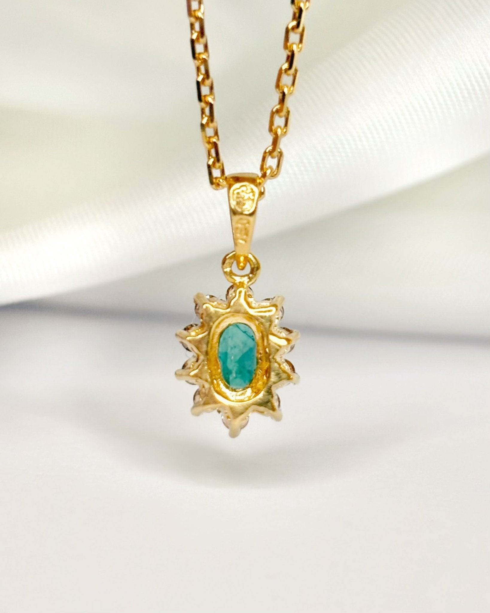 Pendentif Marguerite Émeraude 0.49 carat & Diamants 0.20 carat "Sophie" - Elliade Paris