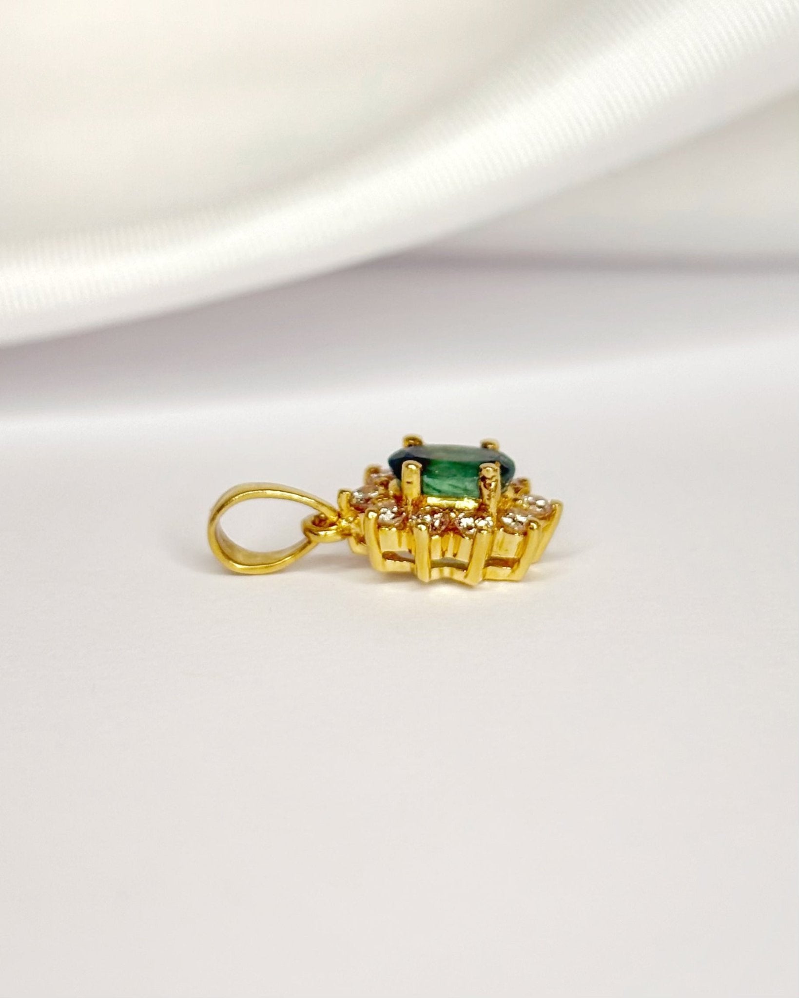 Pendentif Marguerite Émeraude 0.49 carat & Diamants 0.20 carat "Sophie" - Elliade Paris