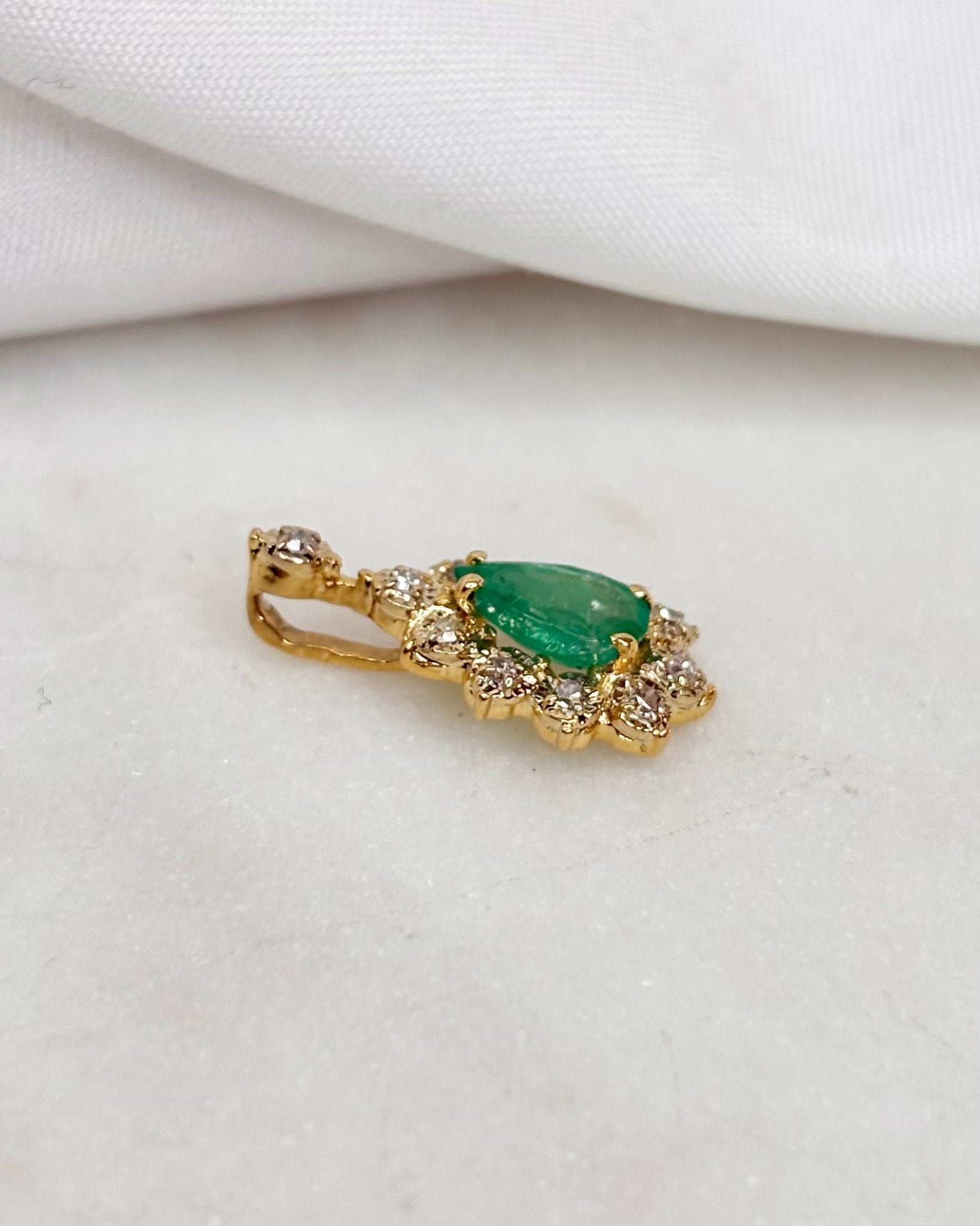 Pendentif Marguerite Émeraude 0.50 carat & 11 Diamants "Leya" - Elliade Paris