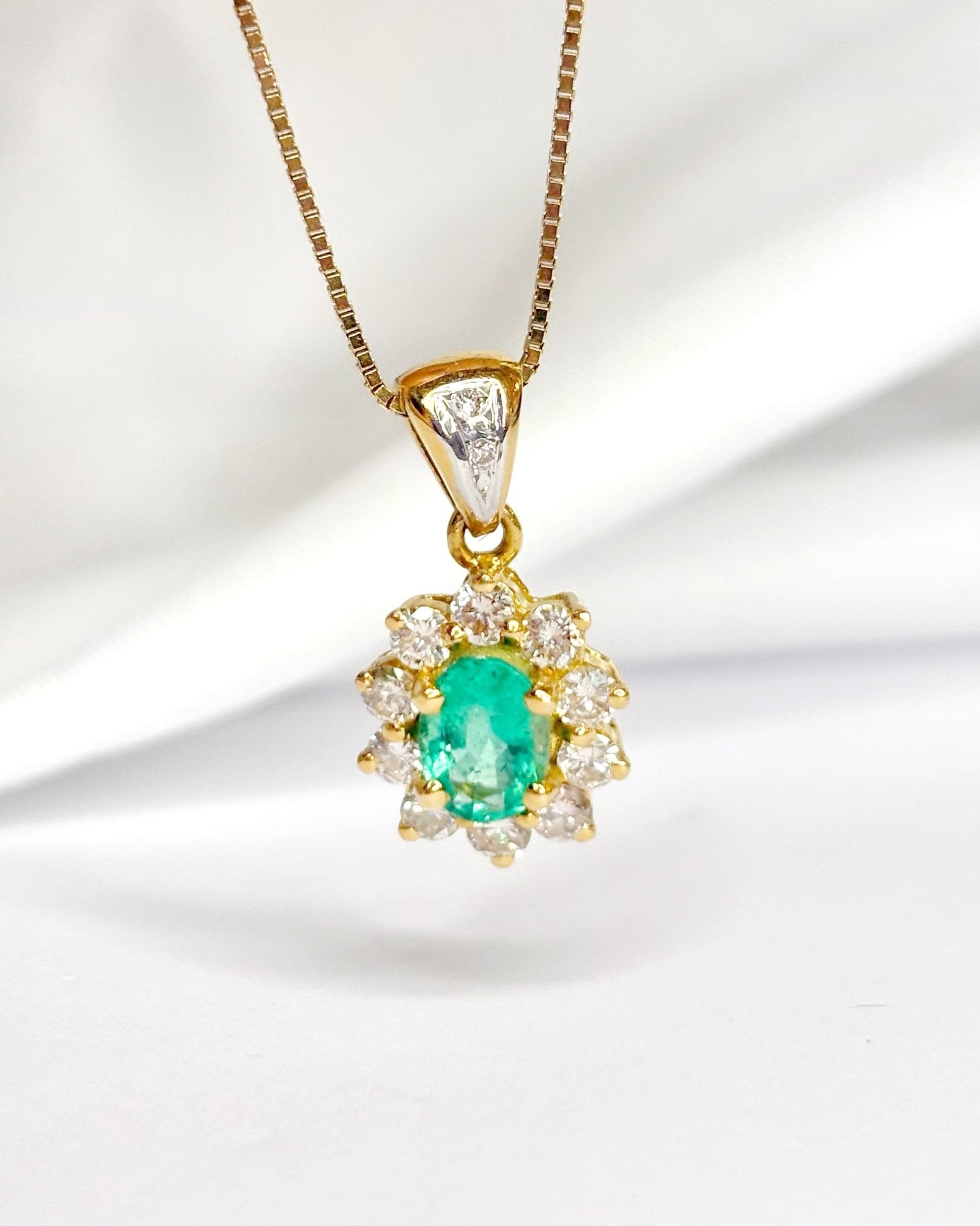 Pendentif Marguerite Émeraude 0.82 carat & Diamants 0.52 carat "Tina" - Elliade Paris
