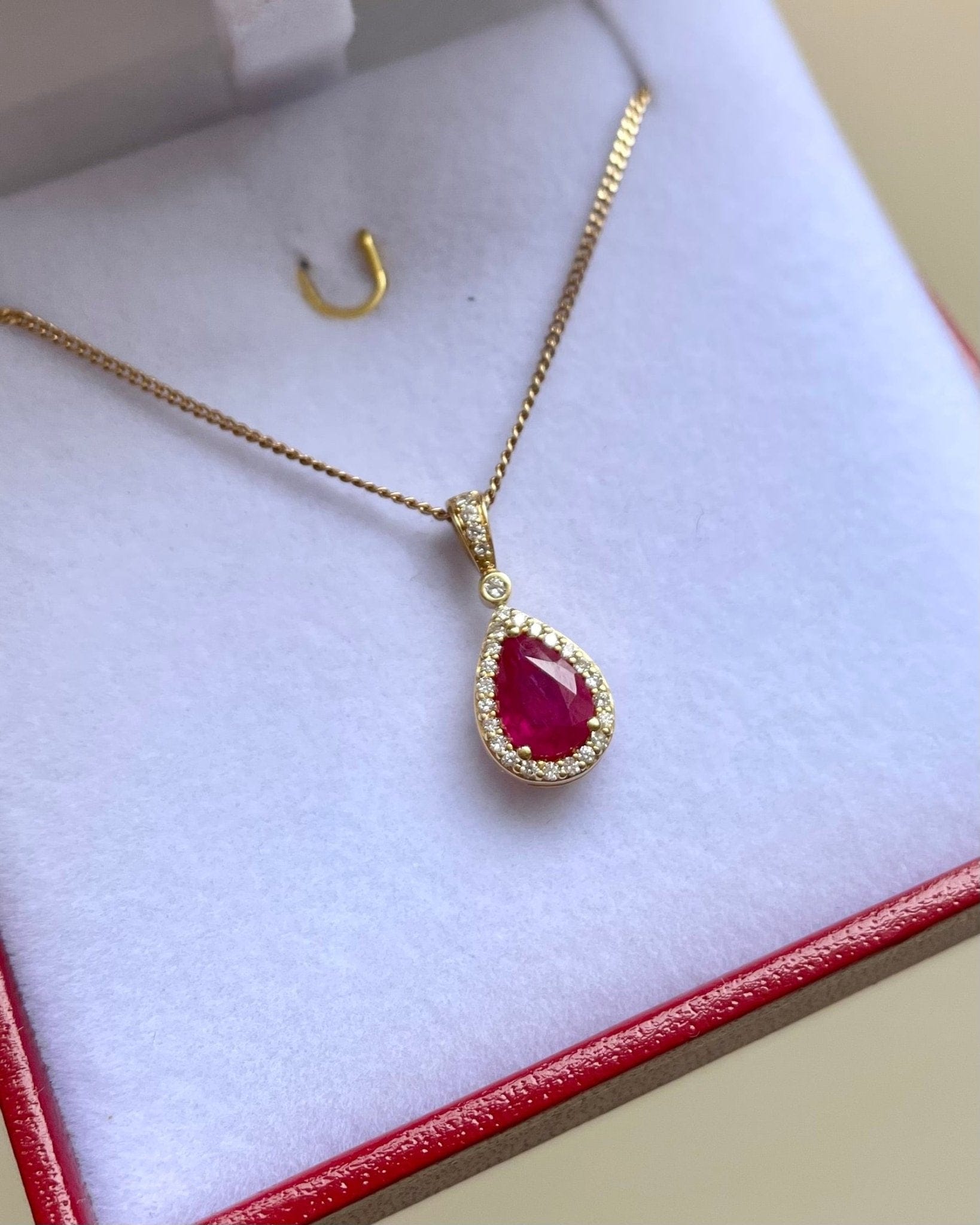 Pendentif Marguerite Goutte Rubis 0.70 carat & 27 Diamants "Imena" - Elliade Paris